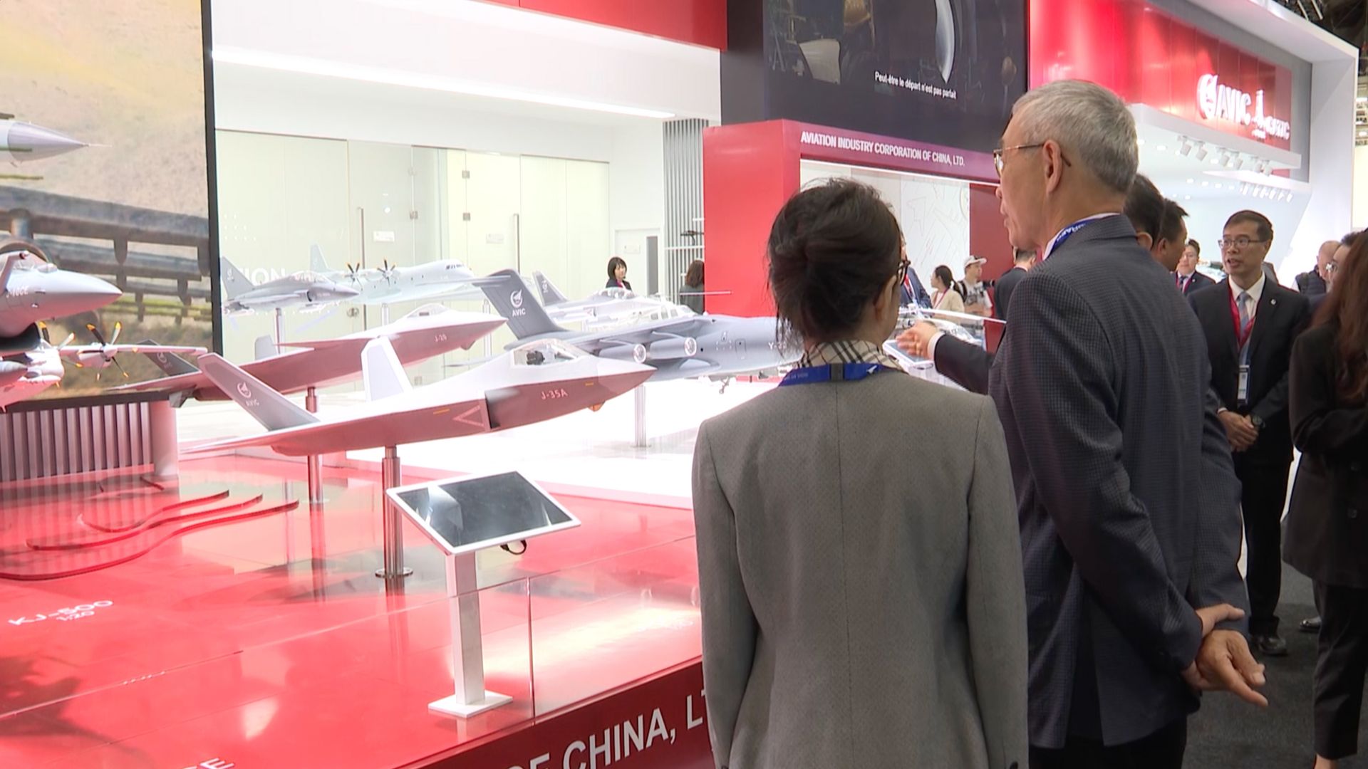 Model jet tempur J-35 yang dipamerkan oleh Perusahaan Industri Penerbangan milik negara Tiongkok. /CGTN