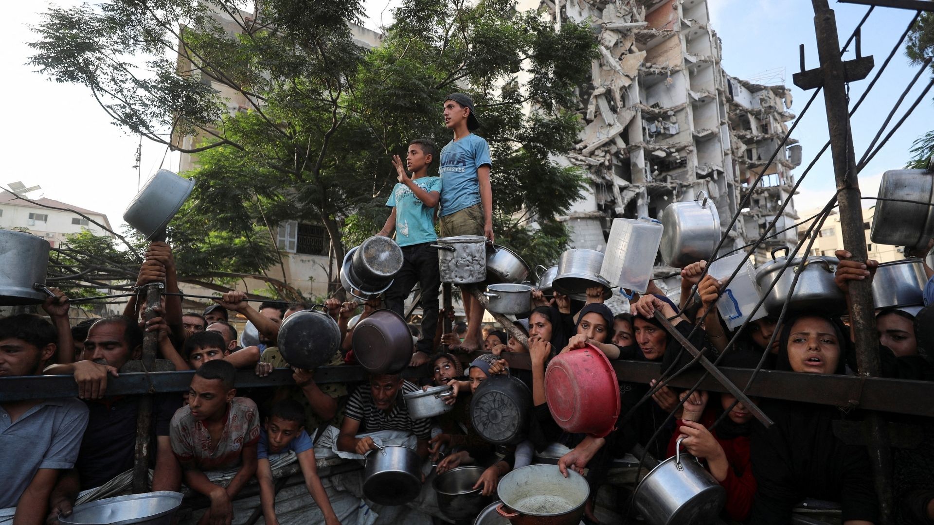 Palestinians wait to receive food from a charity kitchen in Gaza City. /Mahmoud Issa/Reuters