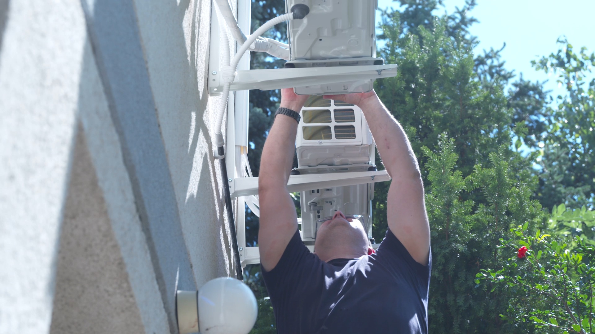 AC installer Ferenc Pallai has had a busy summer. /CGTN