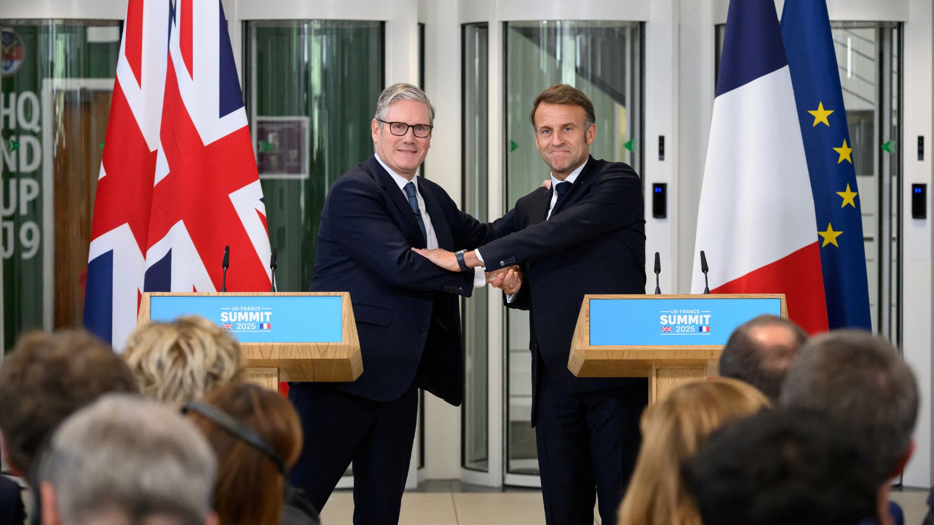 UK Prime Minister Keir Starmer (L) and French President Emmanuel Macron agreed the deal last month. /Leon Neal/Pool via Reuters