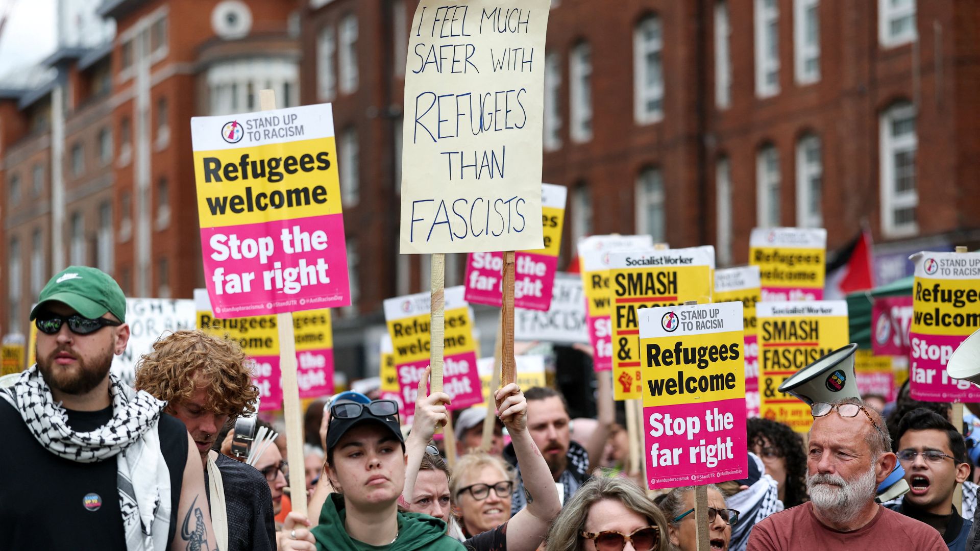 Anti-racism protesters attend a counter-protest, on the day of an anti-immigration demonstration outside the Barbican Thistle hotel in London last Saturday. /Toby Melville/Reuters