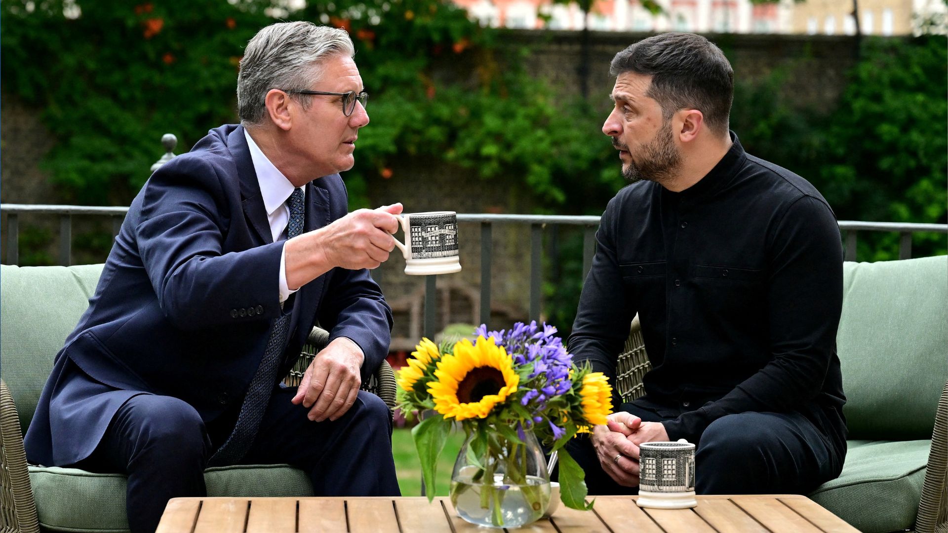 Britain's Prime Minister Keir Starmer talks with Ukraine's President Volodymyr Zelenskyy in the garden of 10 Downing Street in central London on August 14. /Ben Stansall/Pool 