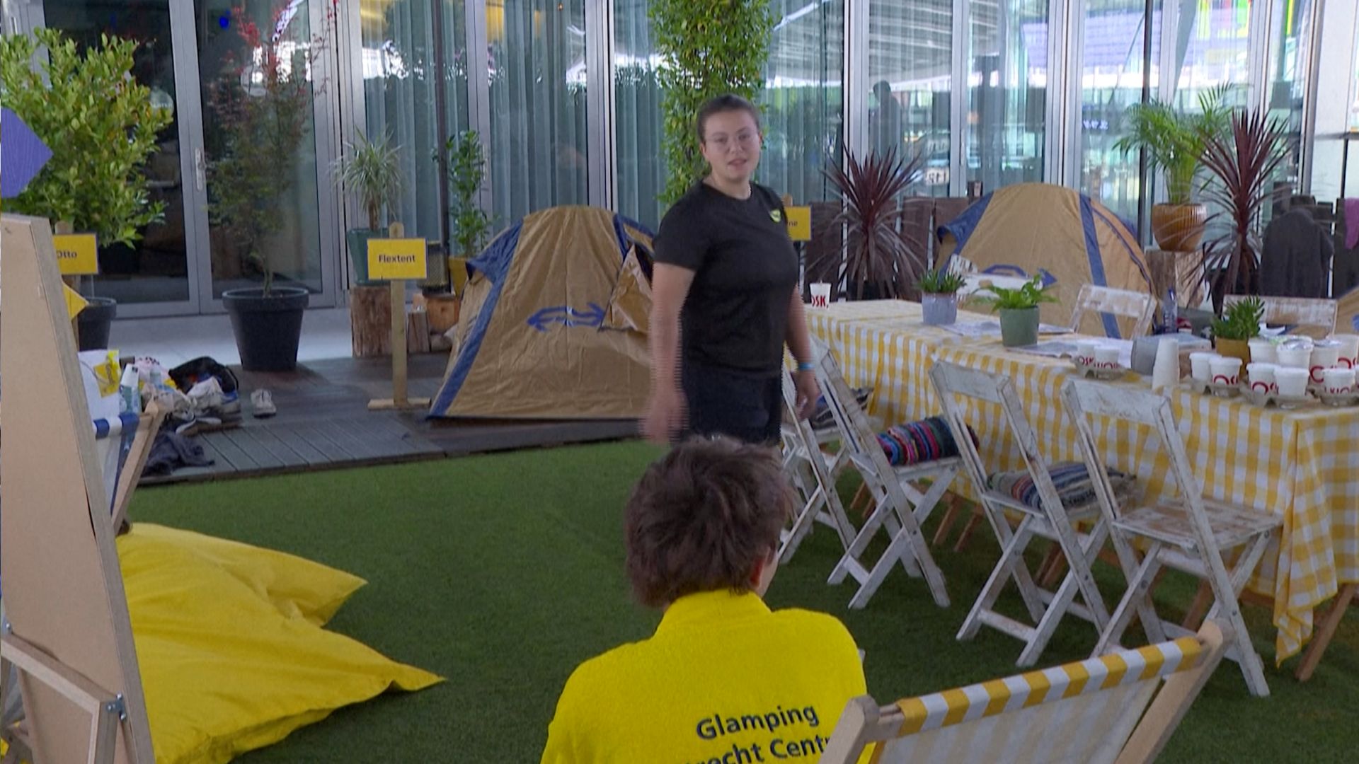 Students received breakfast from station shops. /AFP