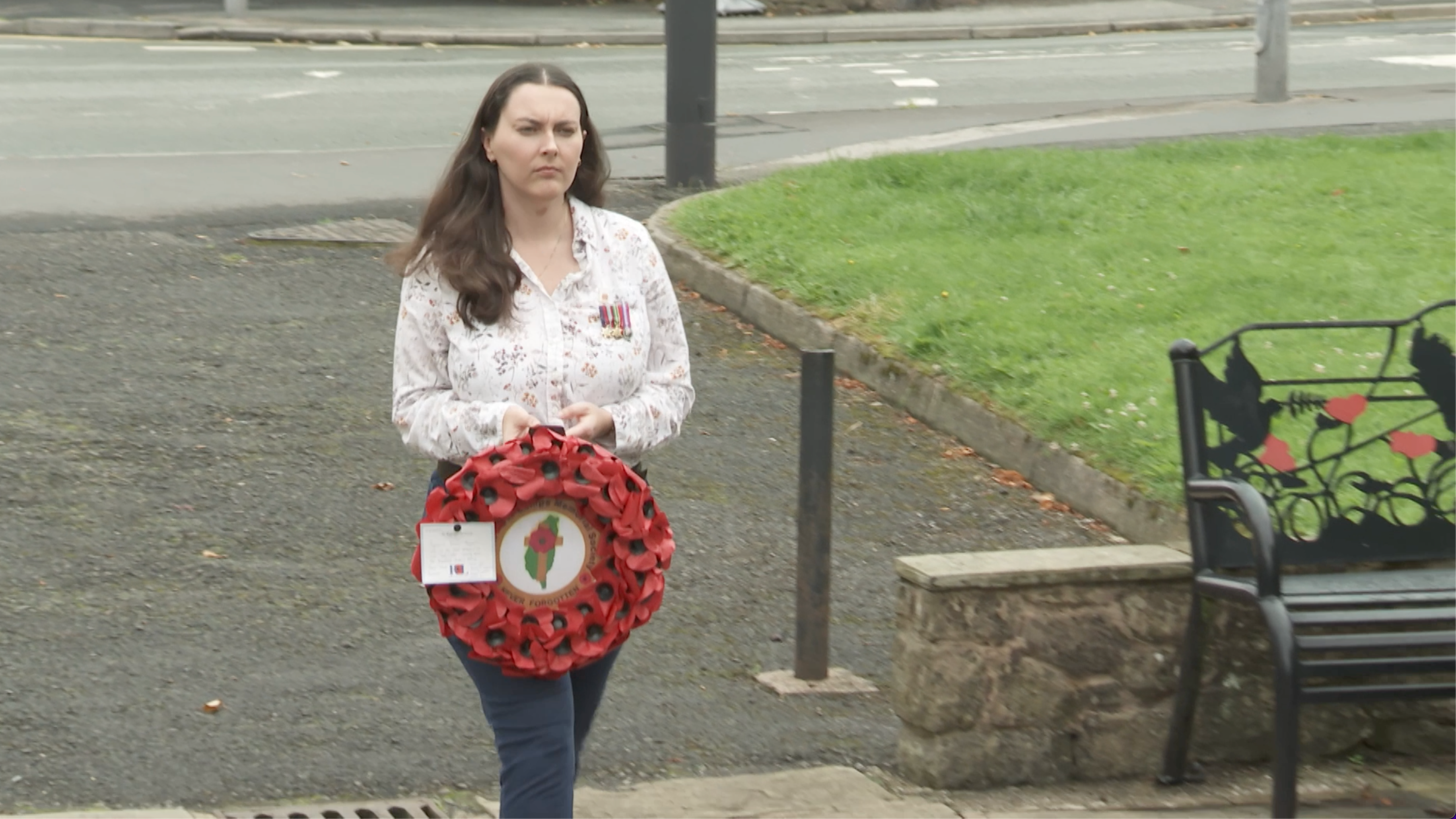 Bagwell's great-granddaughter Laura Donaghey laying a wreath to his memory. /CGTN