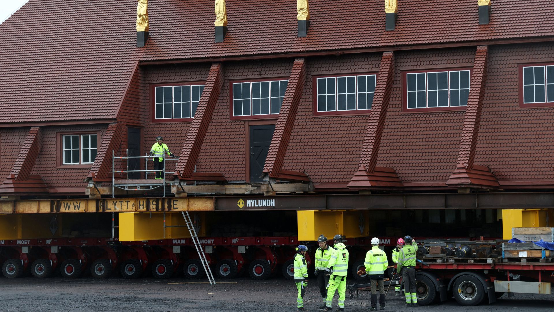 Workers stand near the relocation rig. /Leonhard Foeger/Reuters
