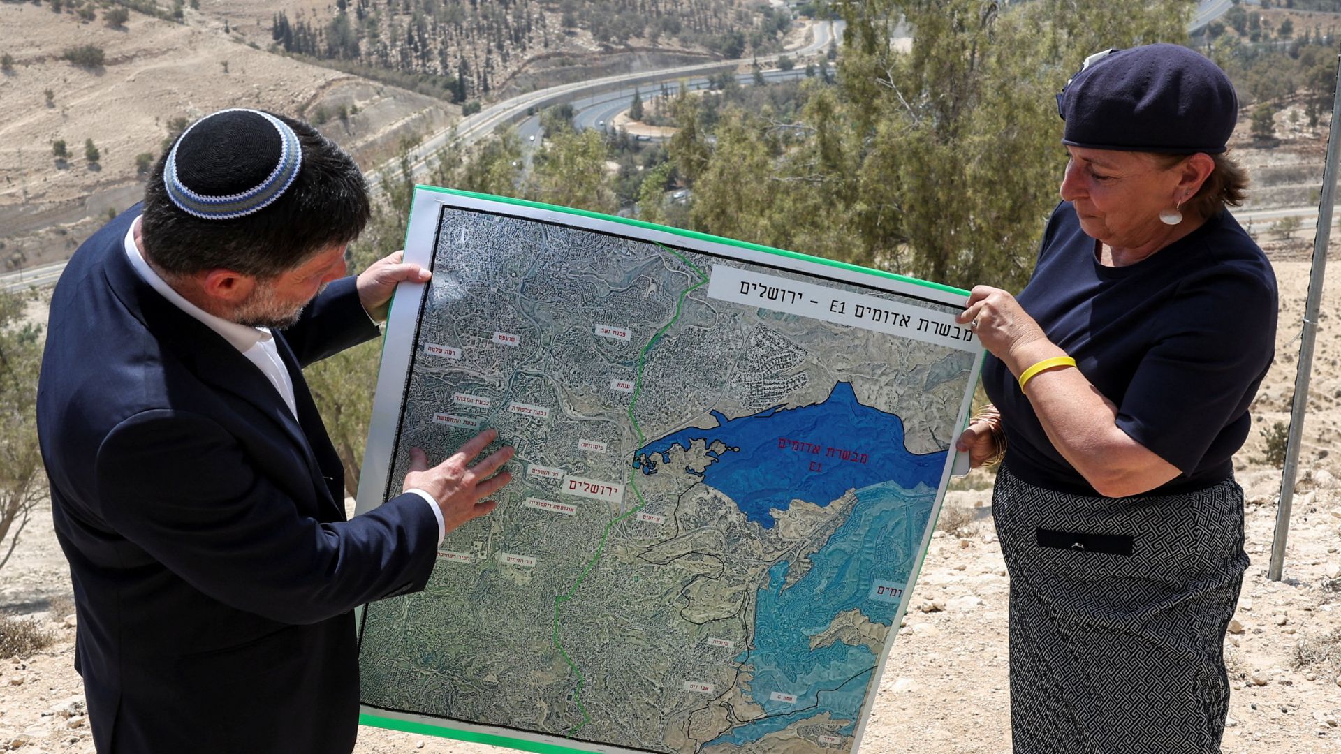Israeli Finance Minister Bezalel Smotrich (L) holds a map that shows the long-frozen E1 settlement scheme, that would split East Jerusalem from the occupied West Bank. /Ronen Zvulun/Reuters

