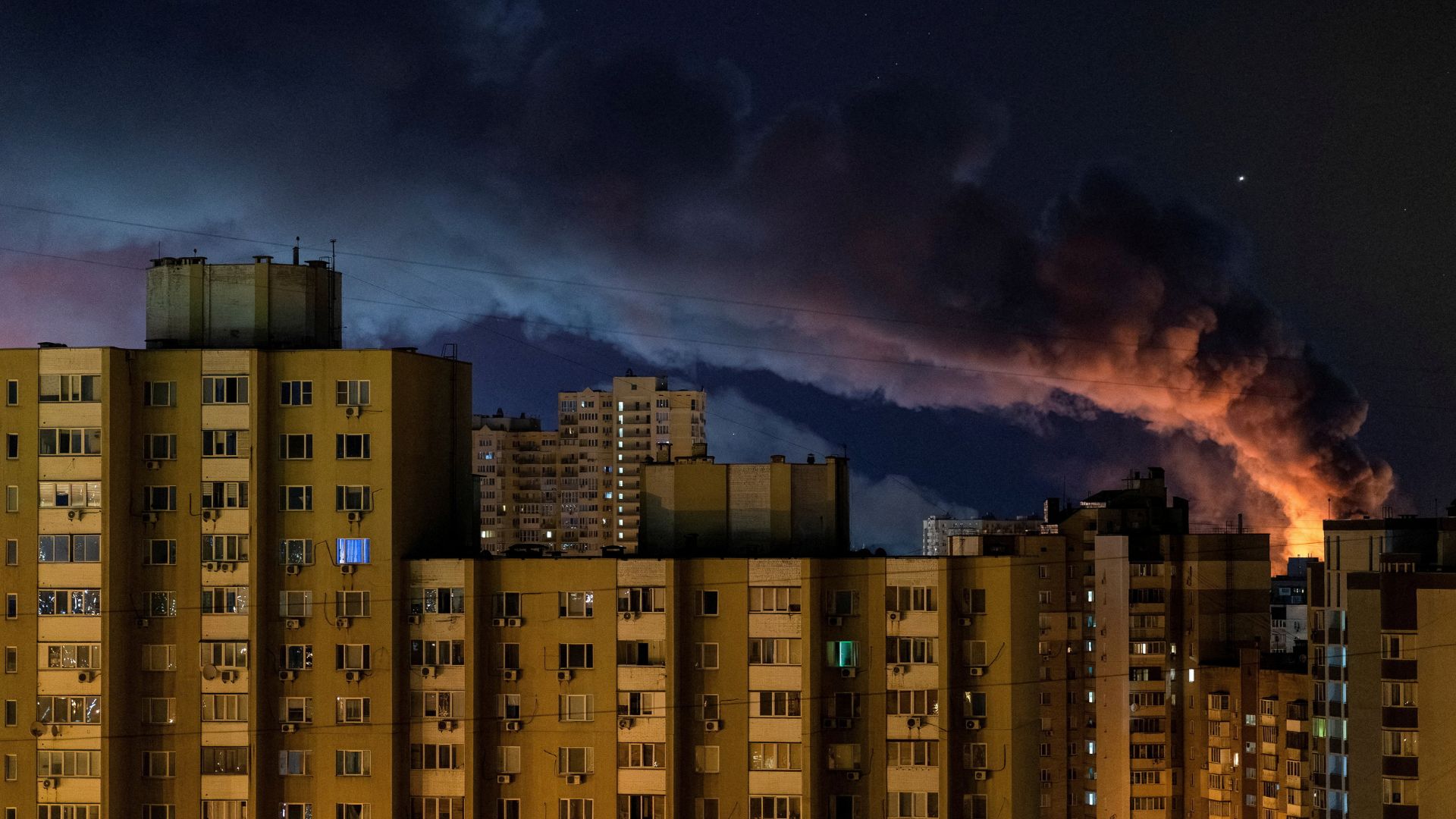 Fire and smoke rise in the city after Russian drone and missile strikes, amid Russia's attack on Ukraine. /Vladyslav Sodel/Reuters