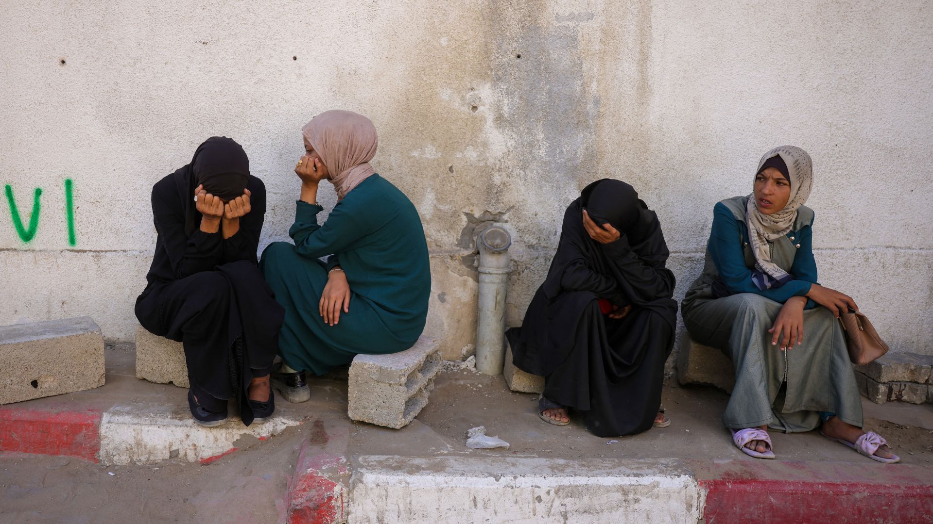 Palestinian women mourn outside Shifa hospital in Gaza City, on August 29.
/Bashar Taleb/AFP