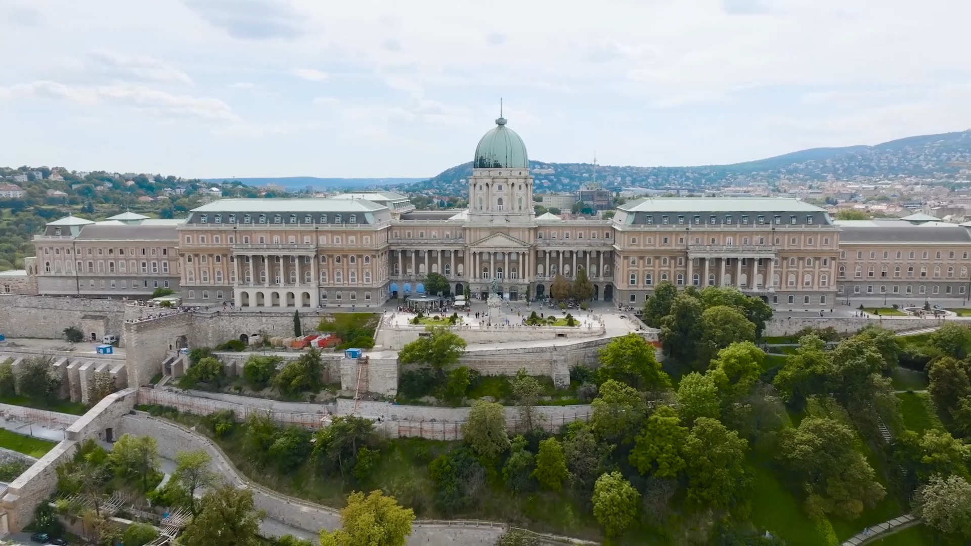 Buda Castle rises above the Hungarian capital. /CGTN