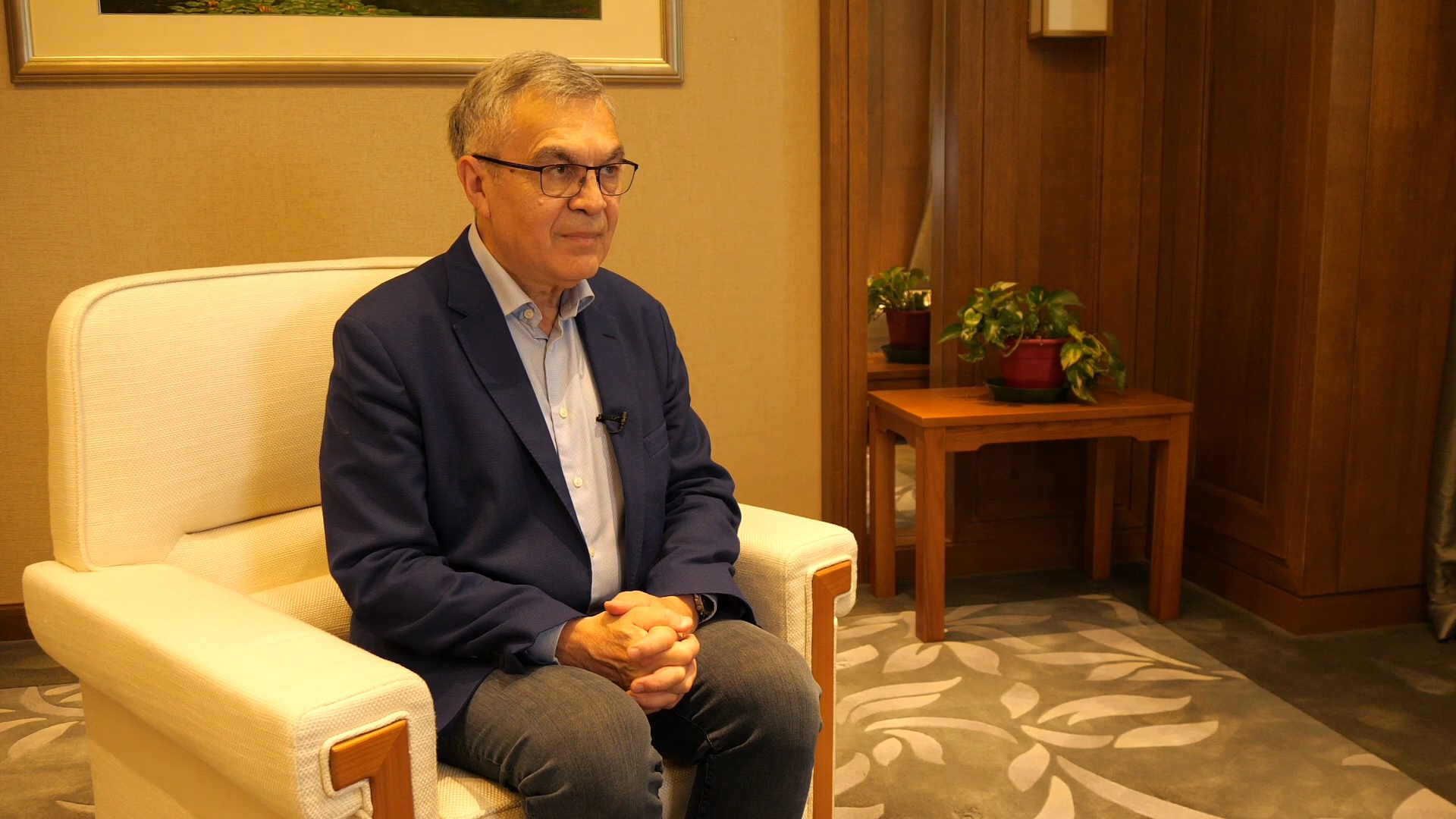 Jean-Louis Bussiere is proud to relate his father's story. /CGTN