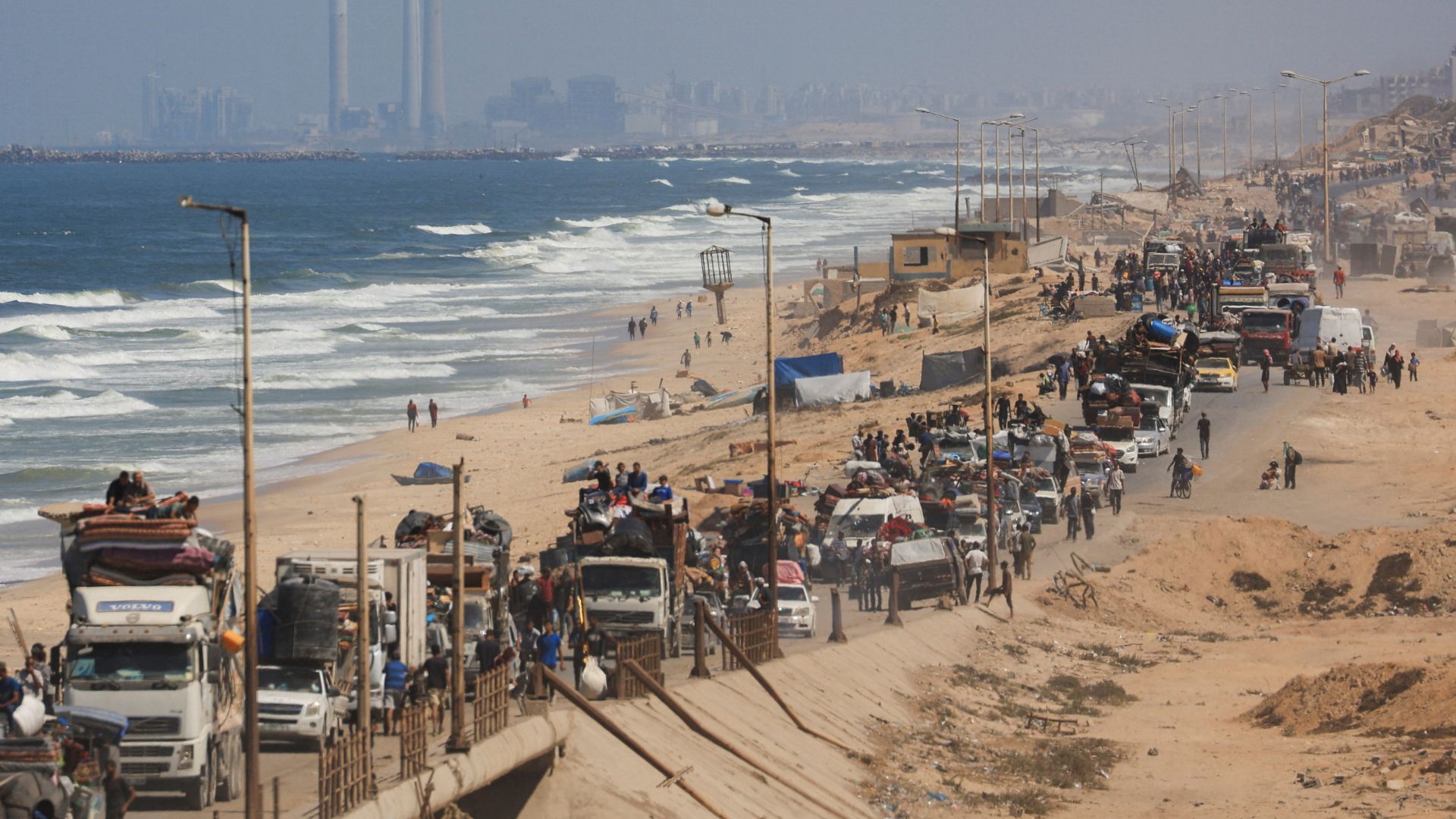 Displaced Palestinians, fleeing northern Gaza, after Israeli forces ordered residents of Gaza City to evacuate to the south. /Dawoud Abu Alkas/Reuters
