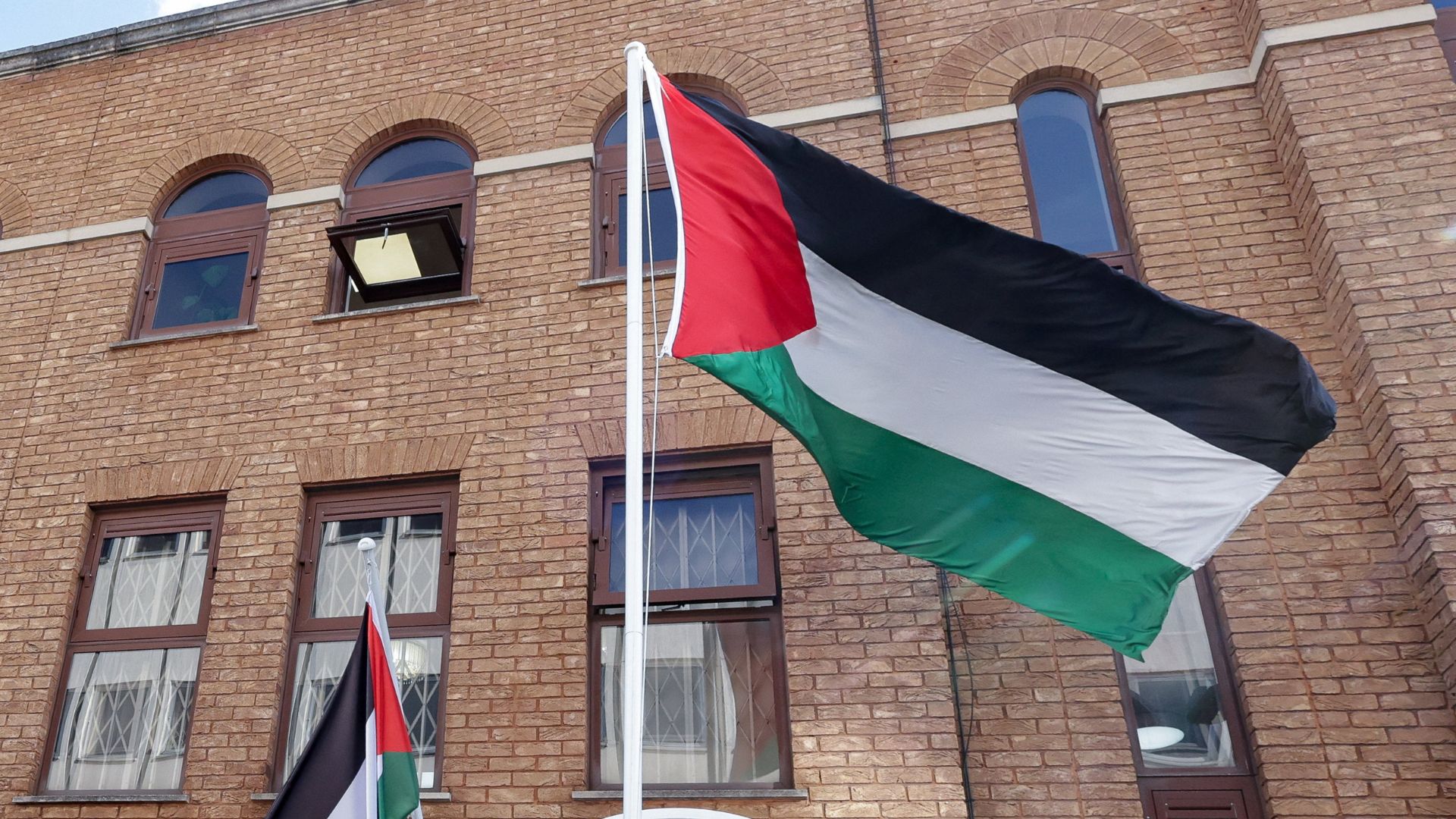 The Palestinian flag flies outside the headquarters of the Palestinian mission to the UK after it was raised during a ceremony following the British government's formal recognition of a Palestinian state. /Toby Melville/Reuters