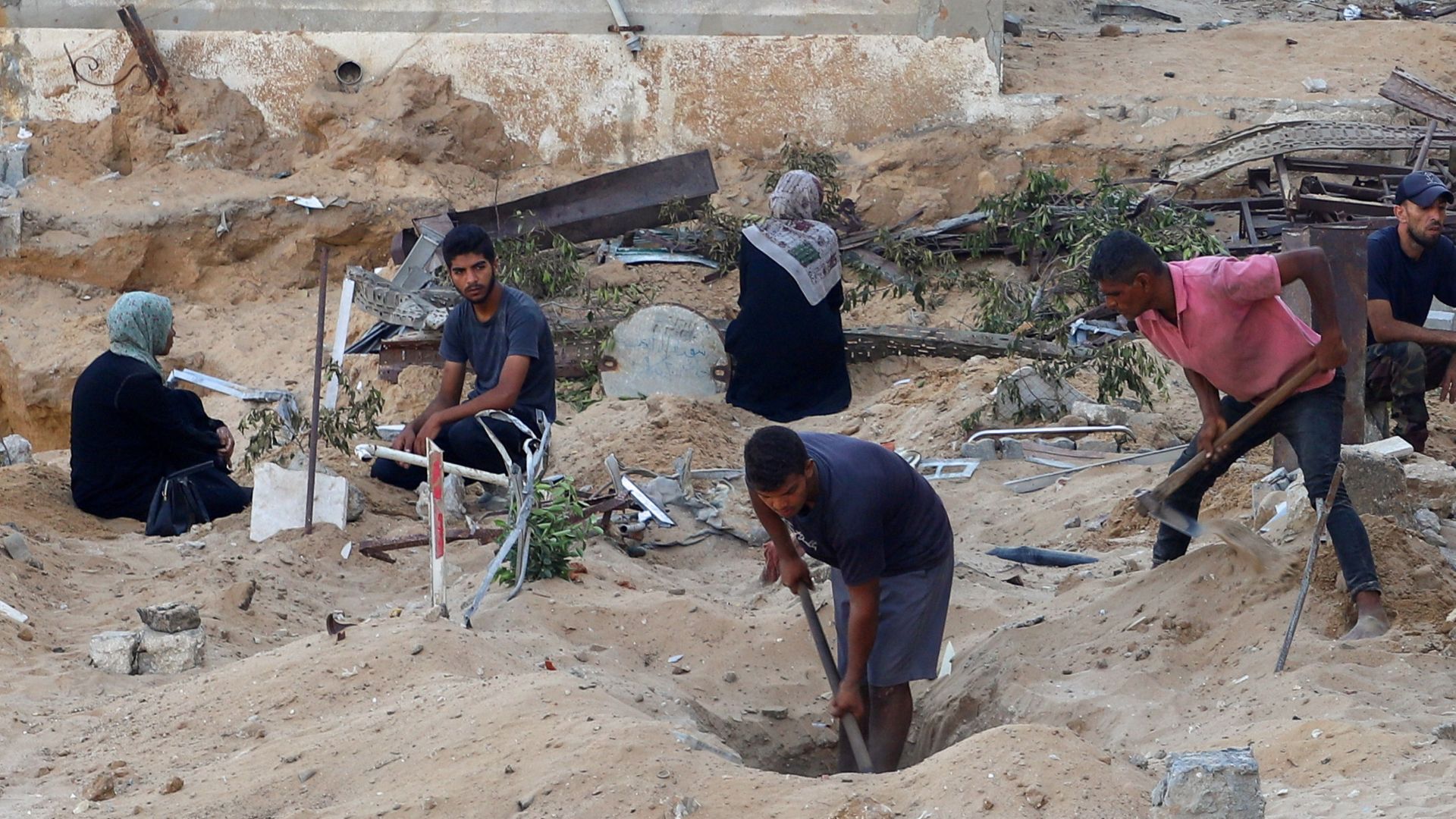 Palestinians dig as they gather to bury loved ones, who were killed in Israeli fire, according to medics, in the yard of Al-Shifa hospital, in Gaza City on September 23. /Ebrahim Hajjaj/Reuters