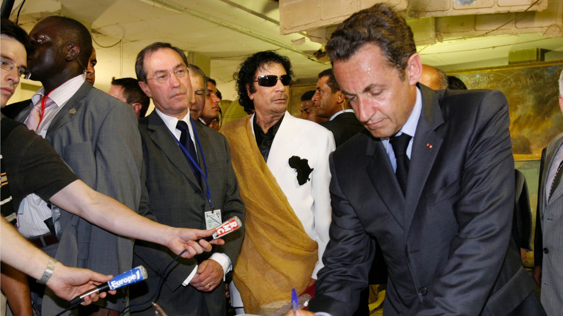 Libya's President Muammar Gaddafi (2nd R) and French President Nicolas Sarkozy (R) in Tripoli, July 25, 2007. /Pascal Rossignol/Reuters archive