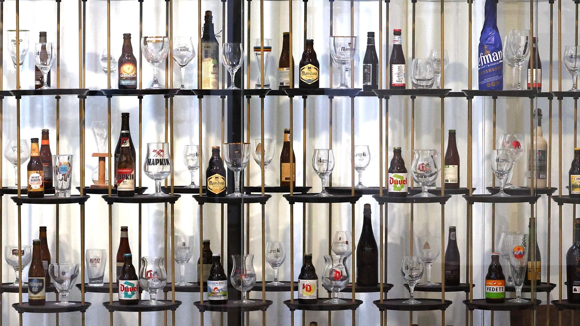 Beer bottles and glasses are displayed at Belgian Beer World, in Brussels. /Yves Herman/Reuters archive