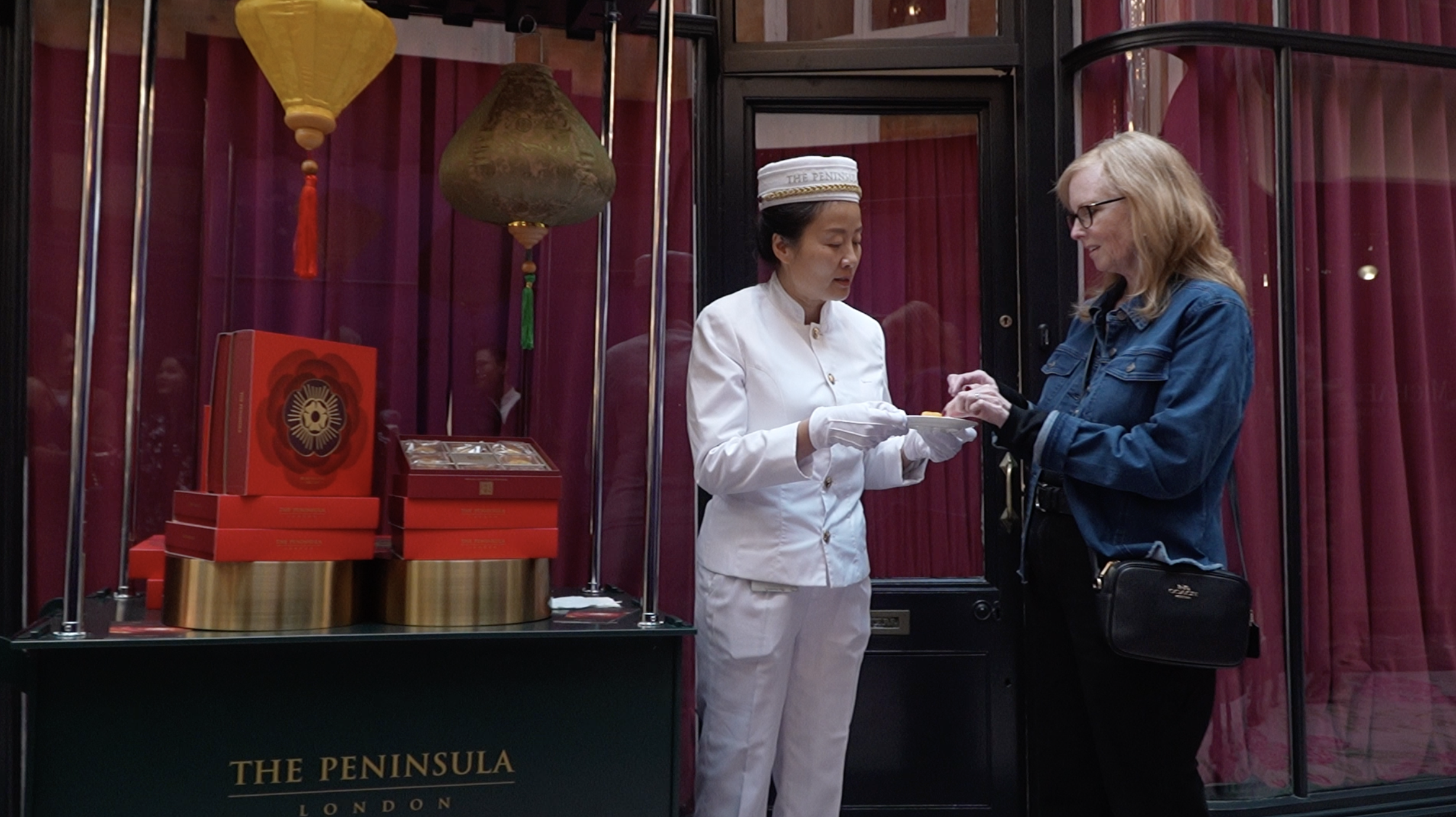 A passerby samples the goods at The Peninsula's mooncake pop-up in London's Burlington Arcade. /CGTN