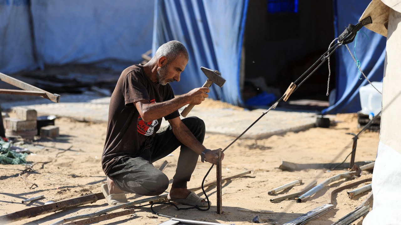 A Palestinian man sets up a tent in Gaza City. /Dawoud Abu Alkas/Reuters