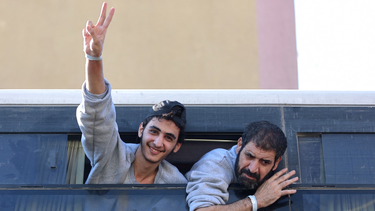 A bus carrying Palestinians released from Israeli prisons arrives outside the Nasser hospital in Khan Yunis in the southern Gaza Strip. /Omar Al-Qattaa/AFP
