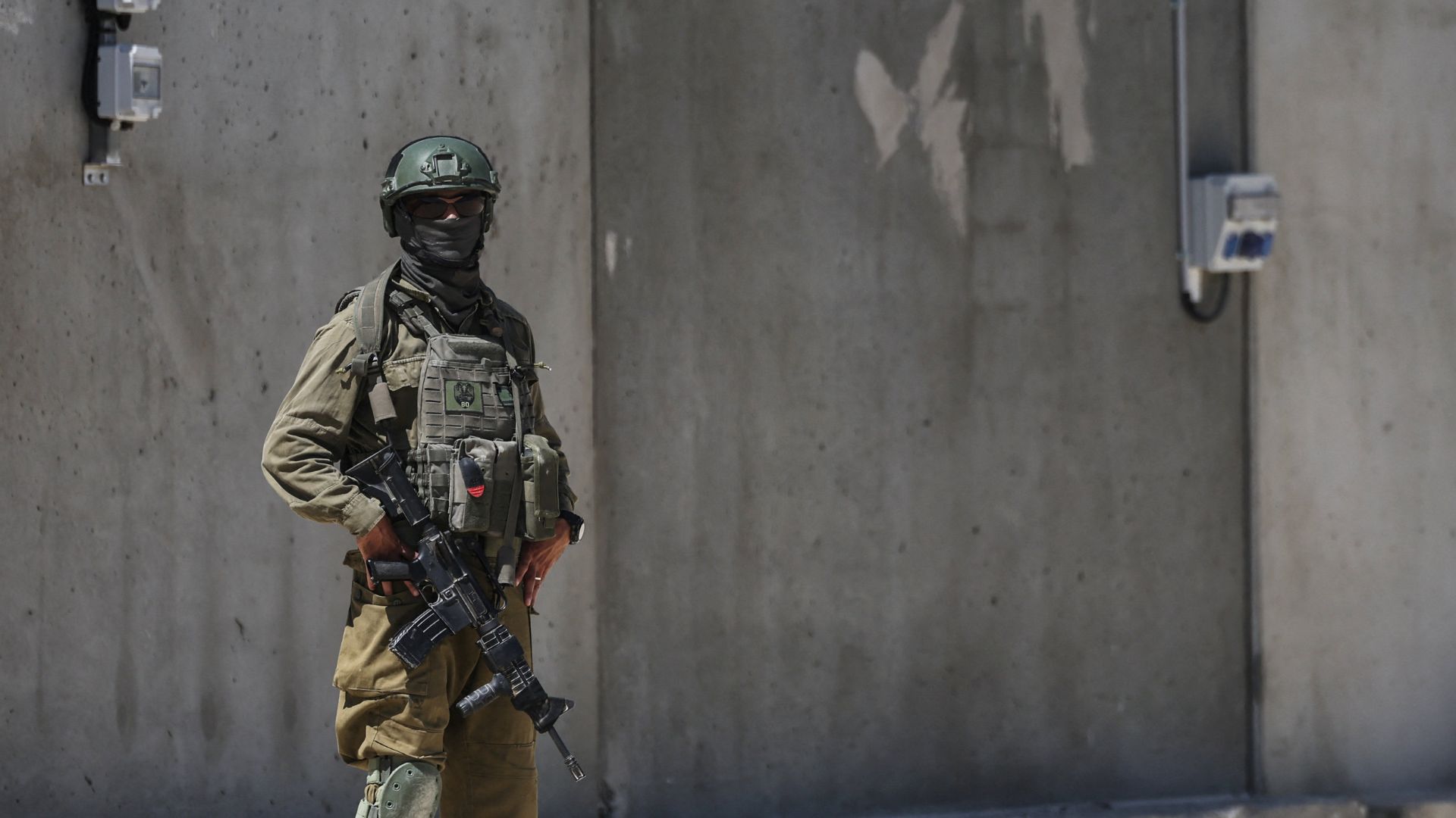 An Israeli soldier stands by during preparations of a new U.S.-backed Gaza Humanitarian Foundation (GHF) September 10, 2025. REUTERS/Shir Torem
