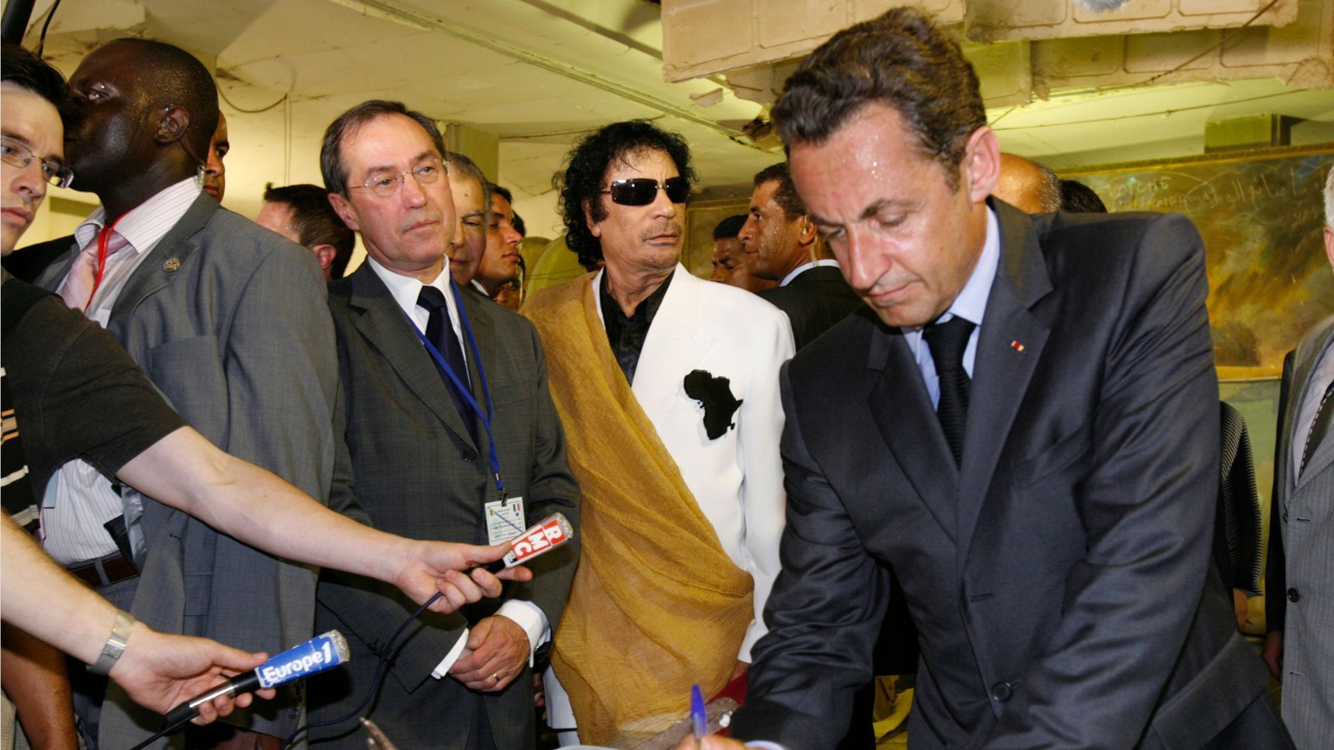 Libya's President Muammar Gaddafi (2nd R) and Nicolas Sarkozy (R) in Tripoli, July 25, 2007. /Pascal Rossignol/Reuters
