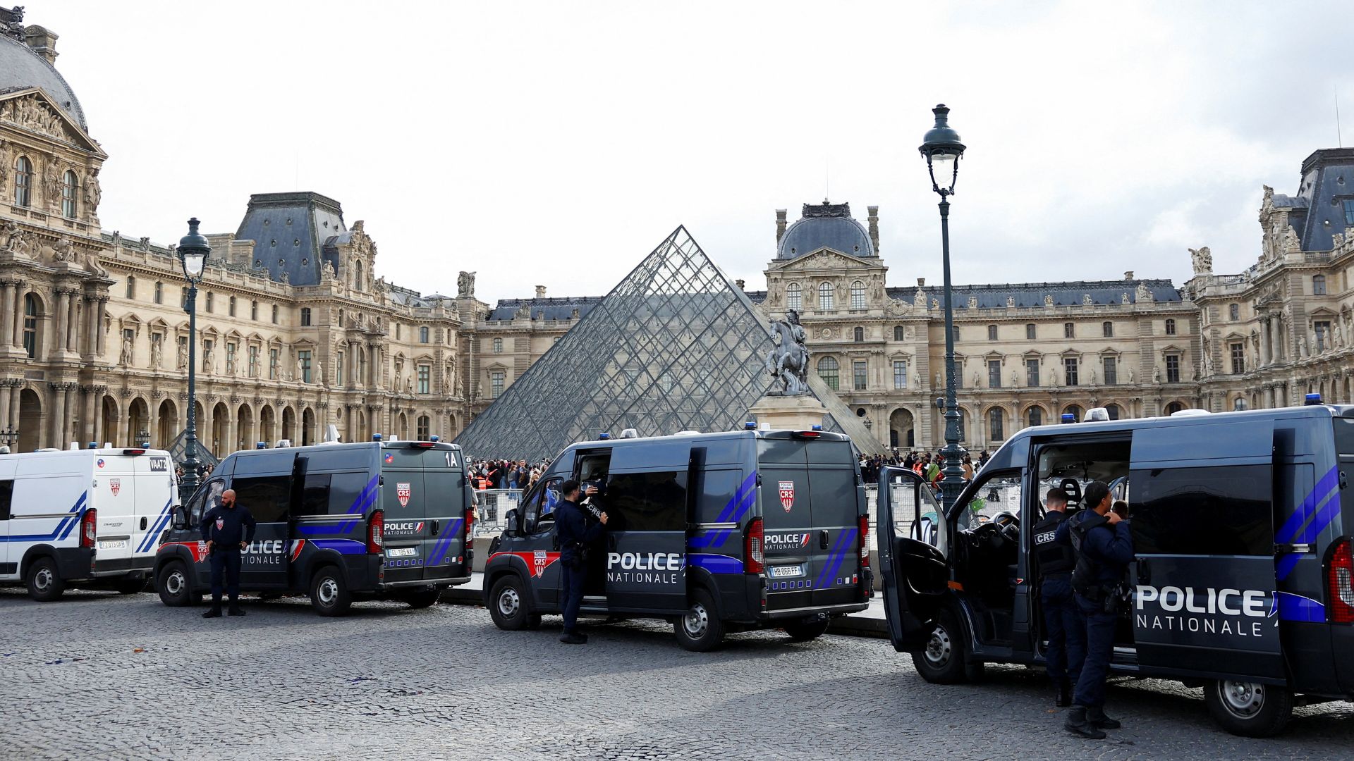 French police officers patrol in front of the Louvre Museum after it was robbed /REUTERS