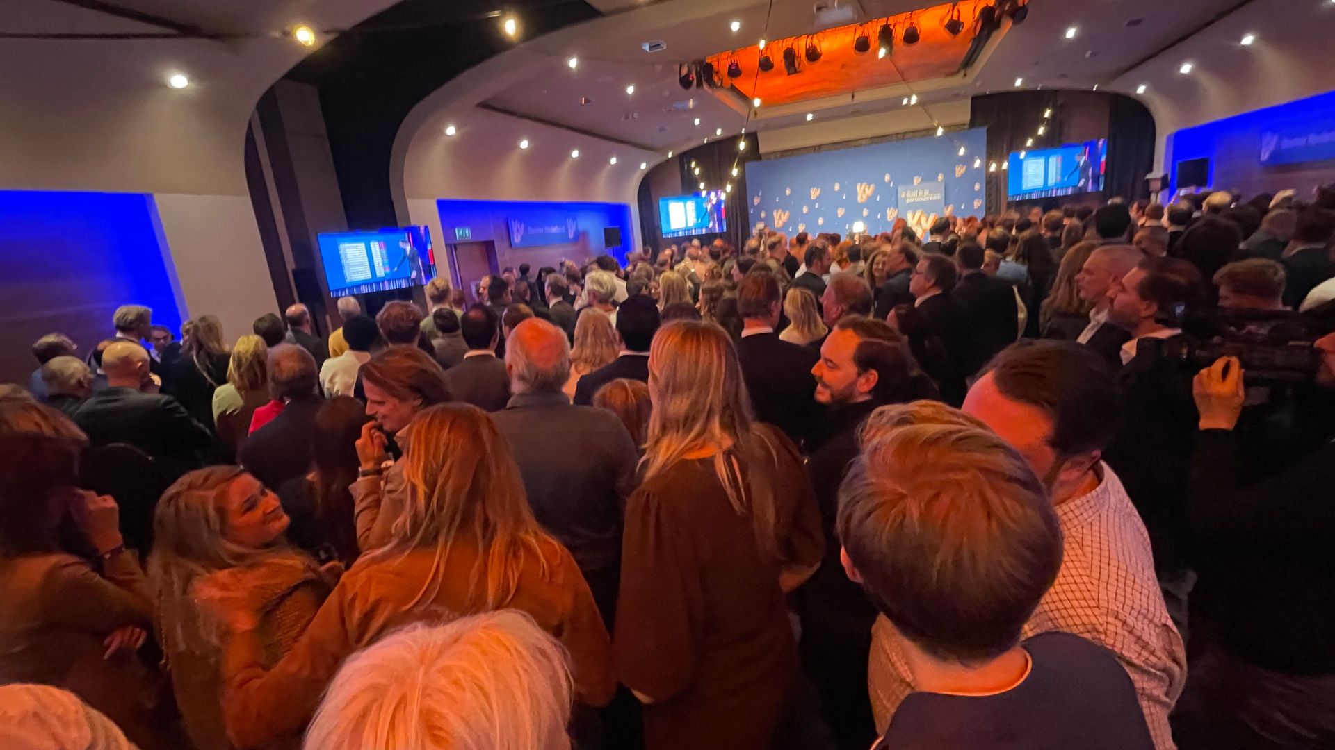 Dutch election: Liberal Democrats hold narrow lead, makes huge gains