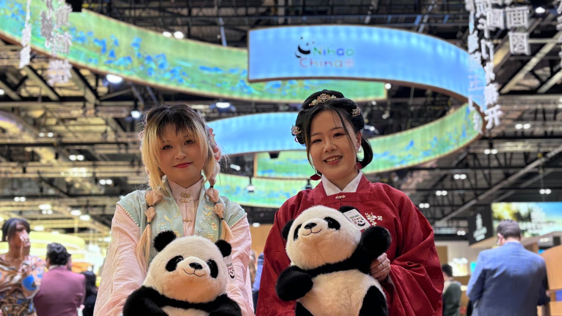 Chinese delegates at the World Travel Market. /CGTN