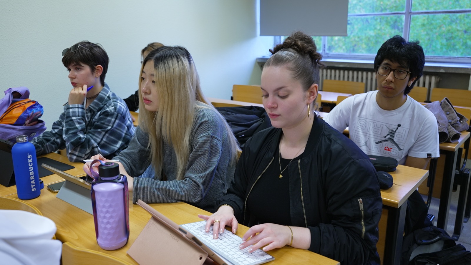 Students listen during Chinese culture class in Madrid. /CGTN