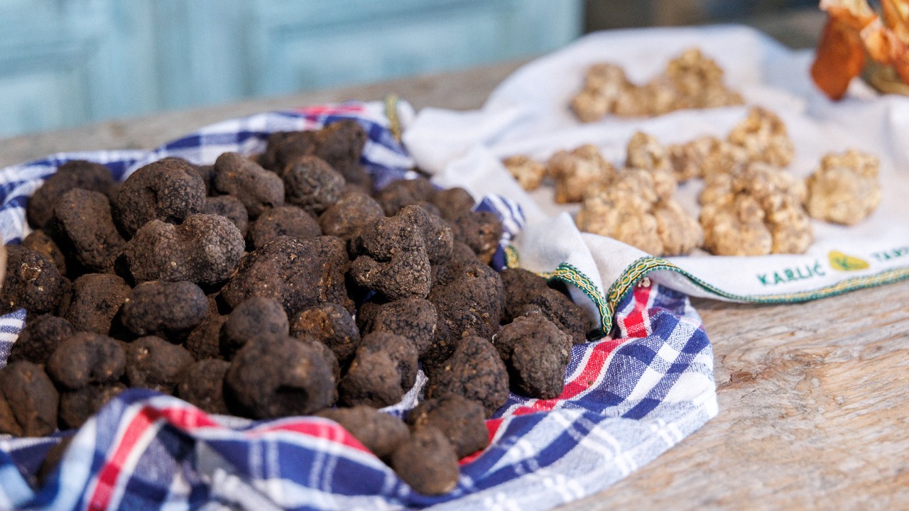 Black and white truffles in Karlic truffle shop near Buzet, Croatia. /Antonio Bronic/Reuters