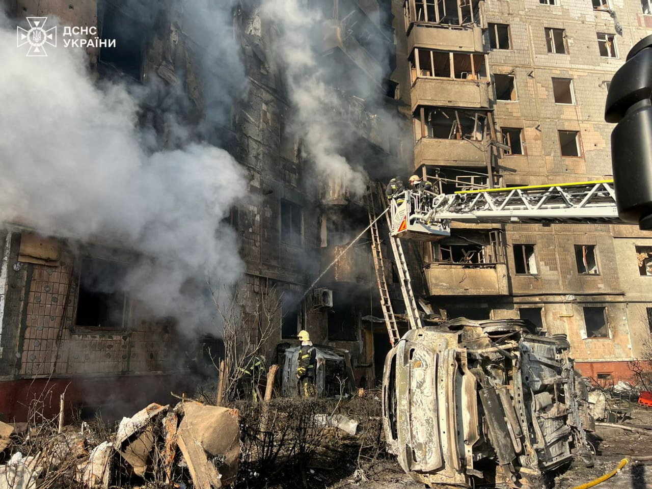 Rescuers at an apartment building in Ternopil. /Press service of the State Emergency Service of Ukraine/Handout via Reuters