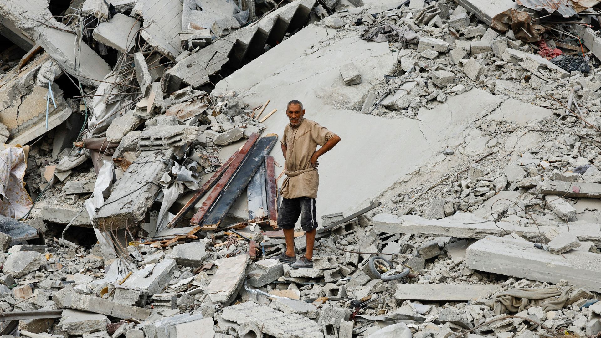 A Palestinian man stands amid the rubble of destroyed buildings in Jabalia, northern Gaza Strip. /Mahmoud Issa/Reuters