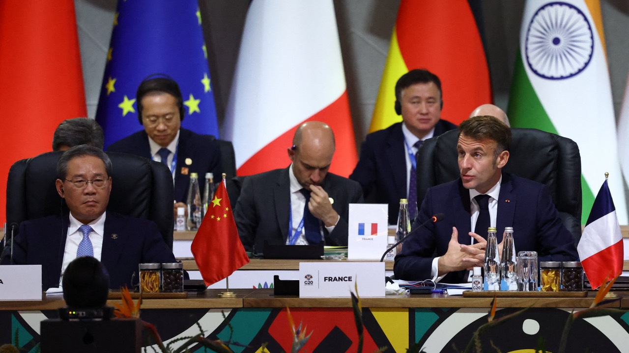France's President Emmanuel Macron, next to Chinese Premier Li Qiang, speaks during a plenary session on the first day of the G20 Leaders' Summit at the Nasrec Expo Centre in Johannesburg, South Africa. /Yves Herman/Reuters