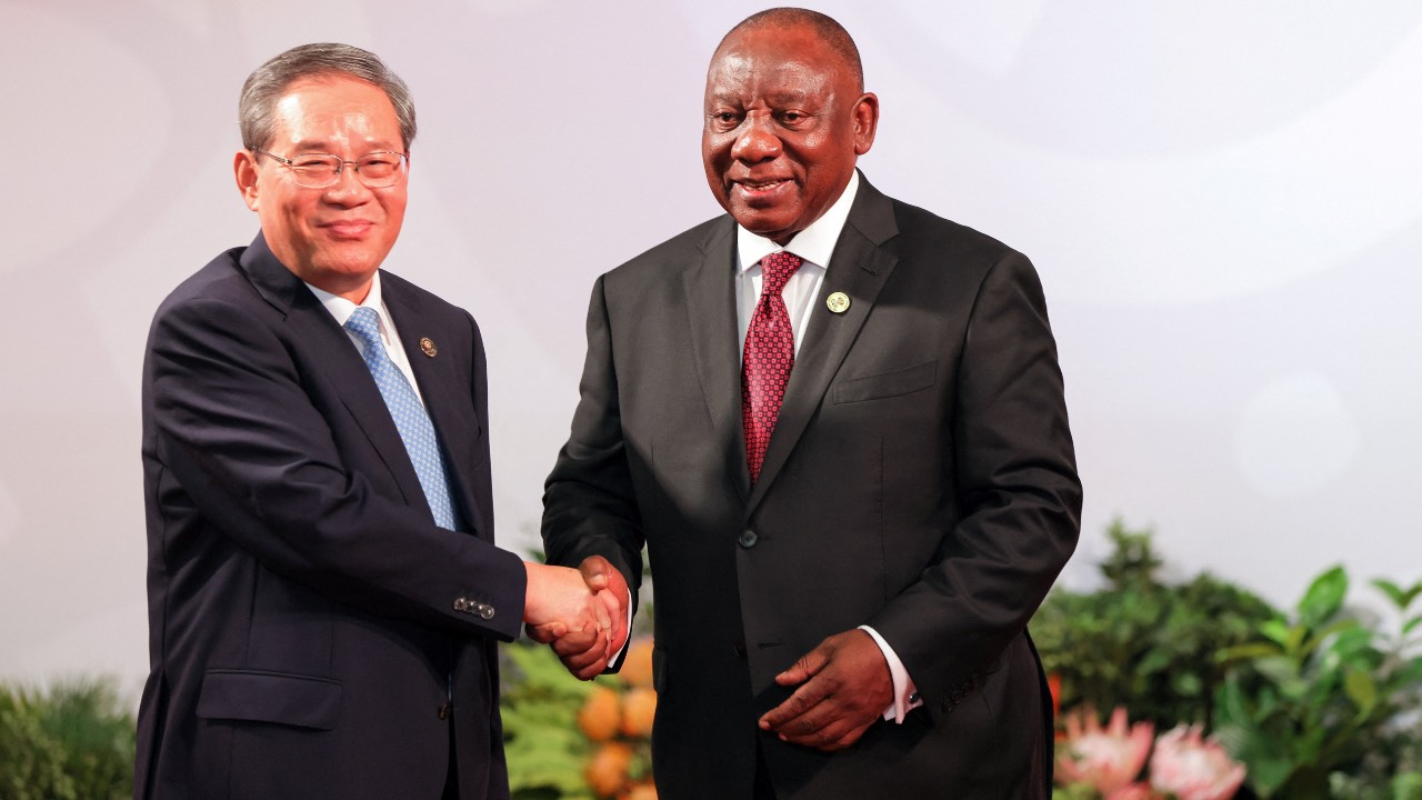 South African President Cyril Ramaphosa welcomes Chinese Premier Li Qiang at the ​Johannesburg Expo Centre for the G20 Leaders' Summit. /Halden Krog/Reuters