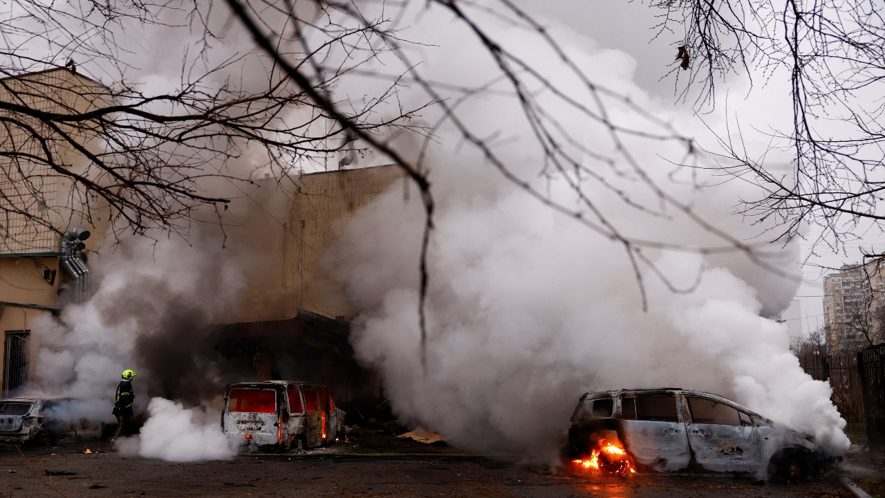 Firefighters extinguish burning vehicles, damaged during a Russian missile and drone attack on Kyiv. /Valentyn Ogirenko/Reuters