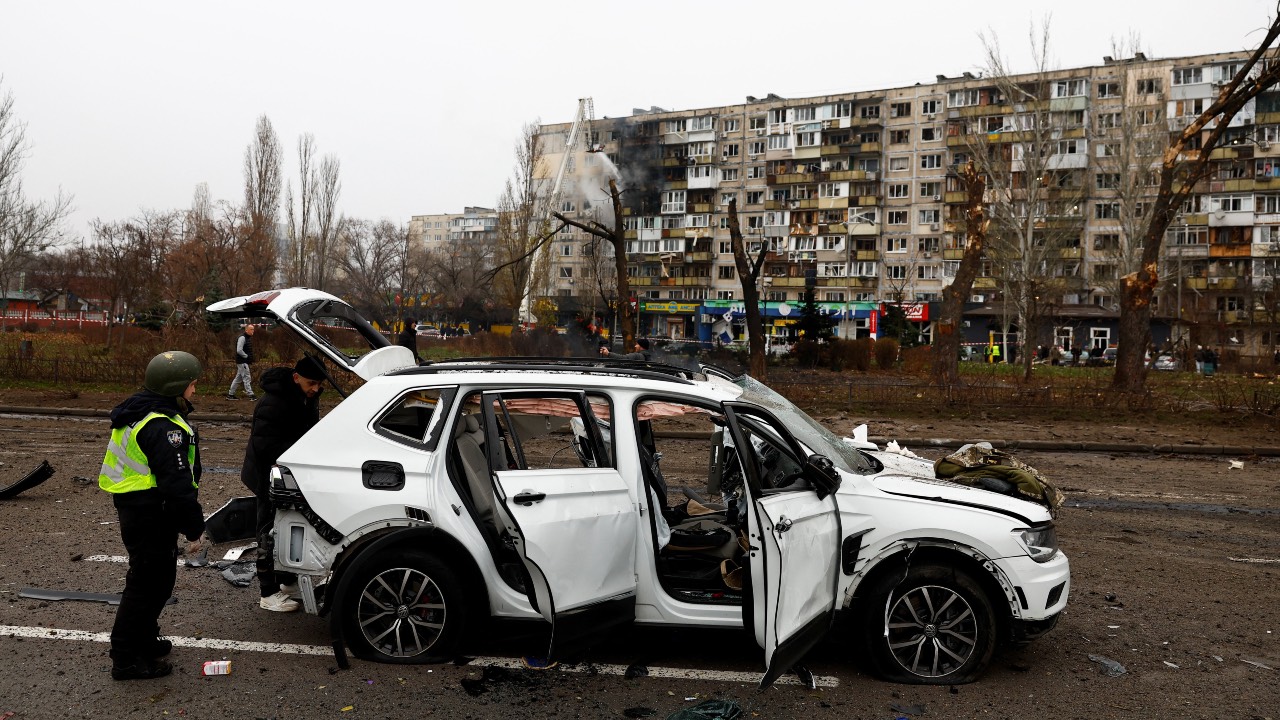 People inspect a damaged car, in the aftermath of a Russian missile and drone attack on Kyiv. /Valentyn Ogirenko/Reuters