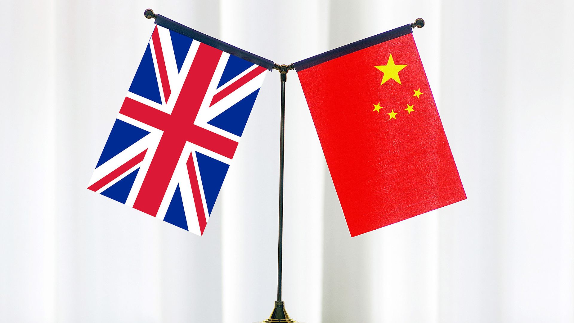 Flags of UK and China. /CFP