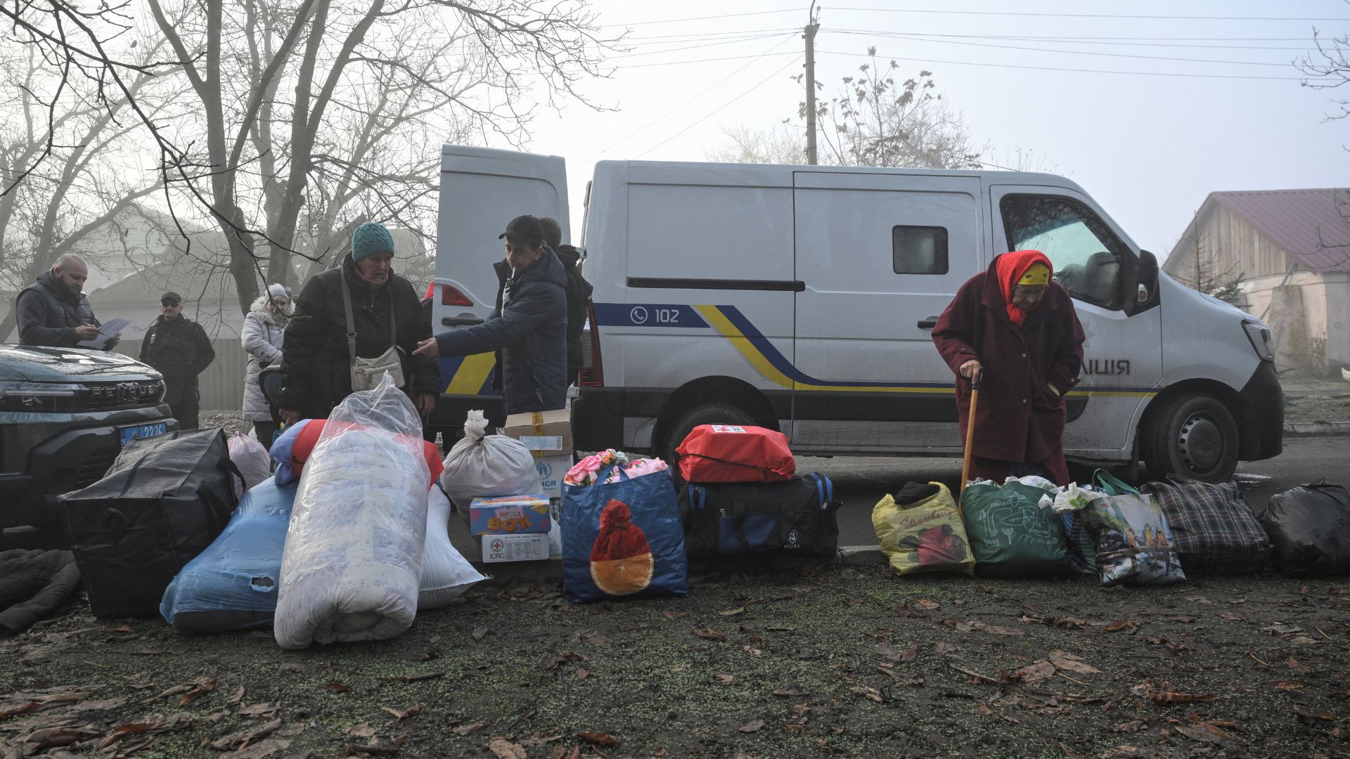Civilians stand next to their belongings after evacuating from the frontline town of Huliaipole, amid Russia's attack on Ukraine, in Zaporizhzhia region on November 14. /Reuters/Stringer
