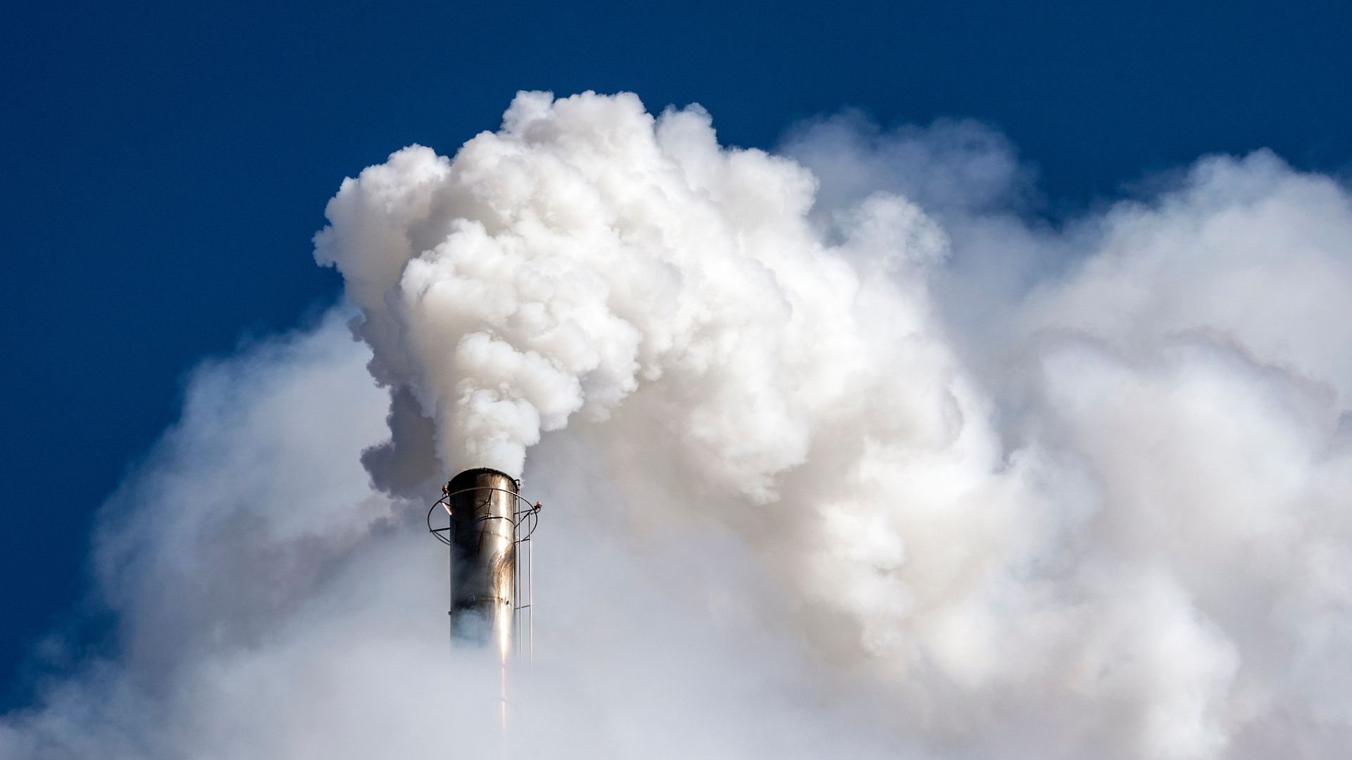 Industrial factory chimneys emit smoke and gaseous pollutants into the atmosphere. /Jose A. Bernat Bacete/Getty Creative via CFP
