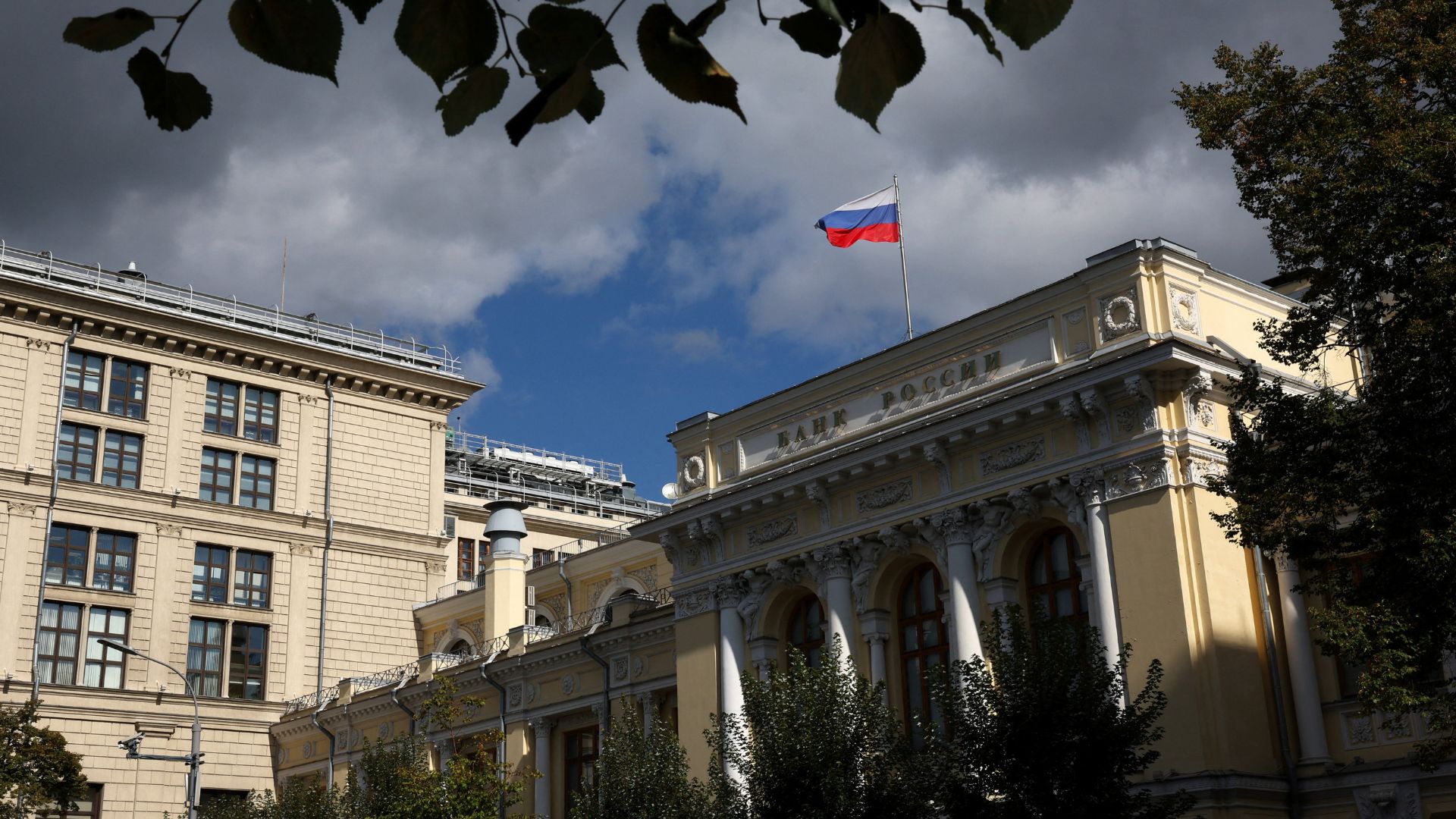 A flag flies above the headquarters of the Russian Central Bank in Moscow. /Ramil Sitdikov/Reuters