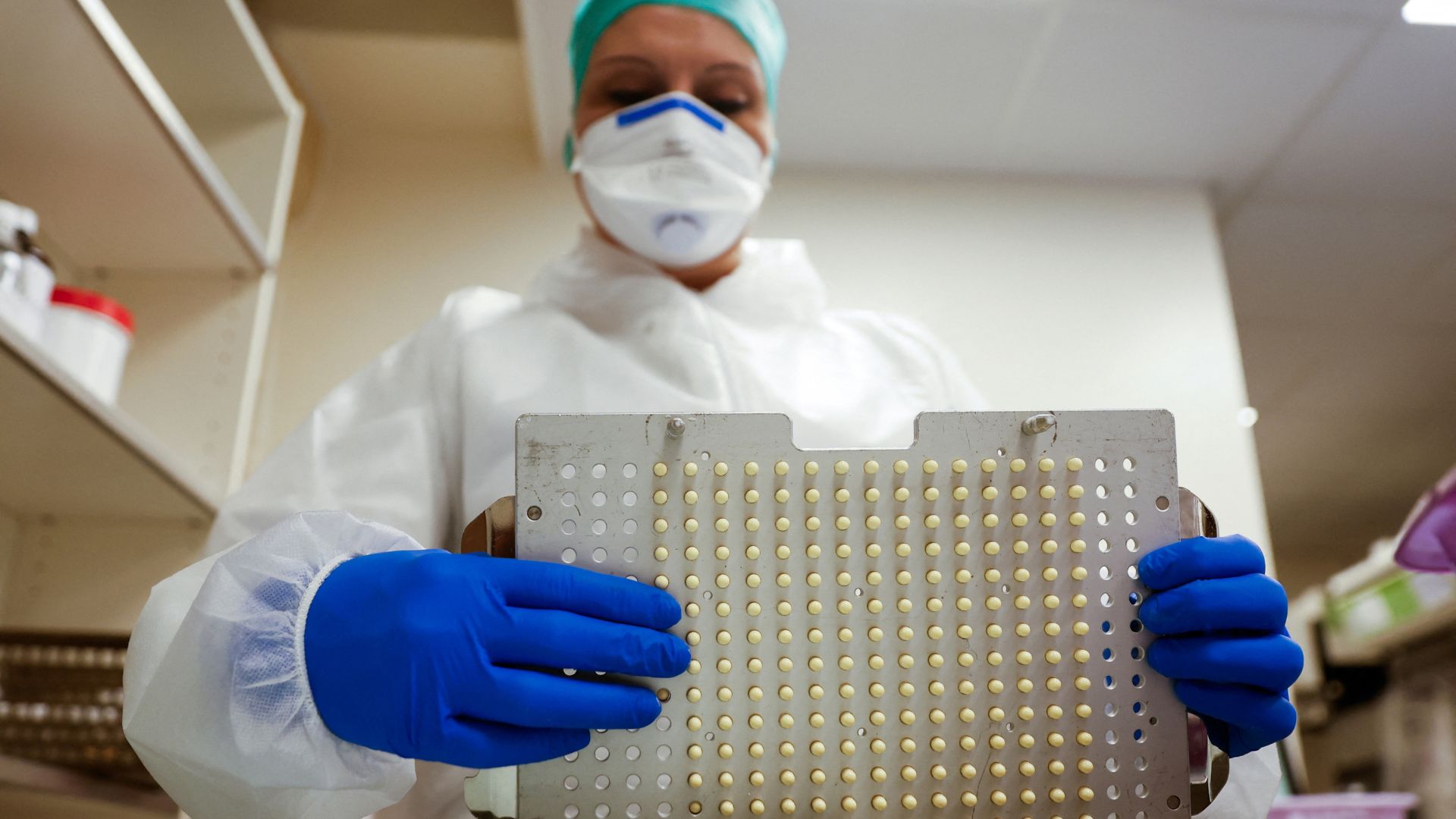 Pharmacist Stephanie Gallien prepares capsules of the antibiotic amoxicillin at the Delpech pharmacy in Paris, France. /Gonzalo Fuentes/Reuters