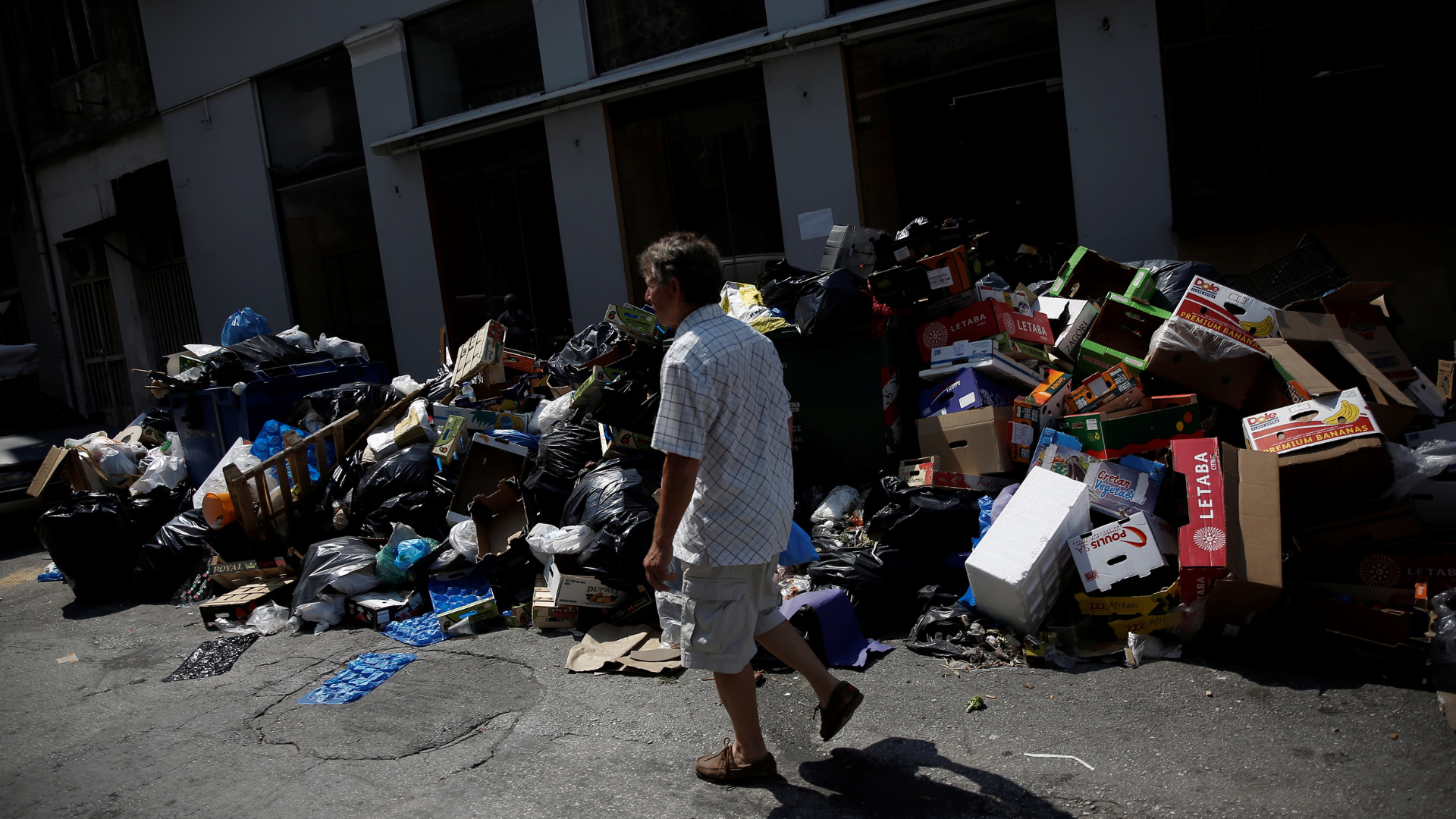 Full carts, fuller bins: Greece's food waste problem