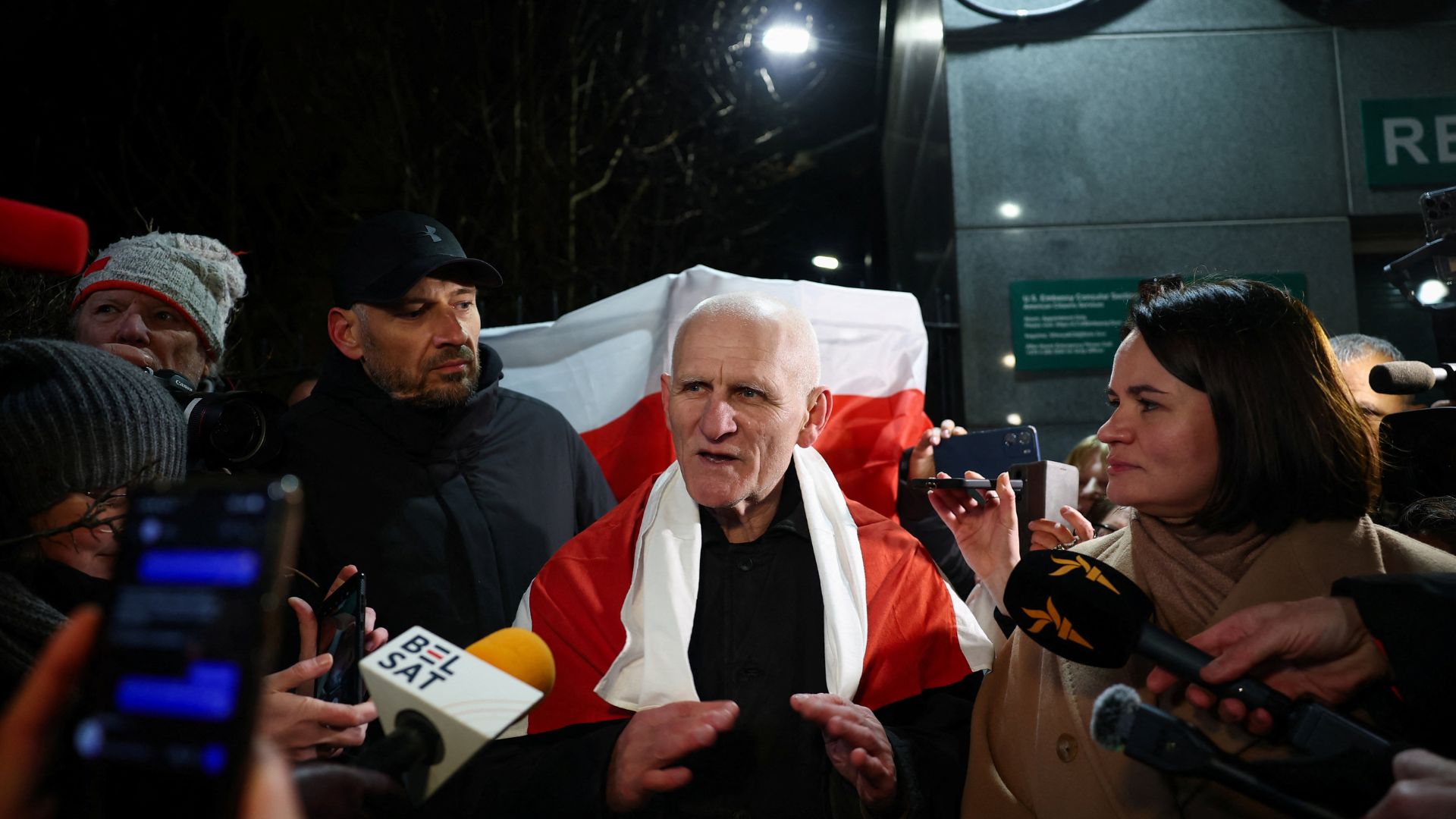 Ales Bialiatski, a prisoner released from Belarus, flanked by Belarusian opposition leader Sviatlana Tsikhanouskaya, speaks to the members of the media. /Gonzalo Fuentes/Reuters