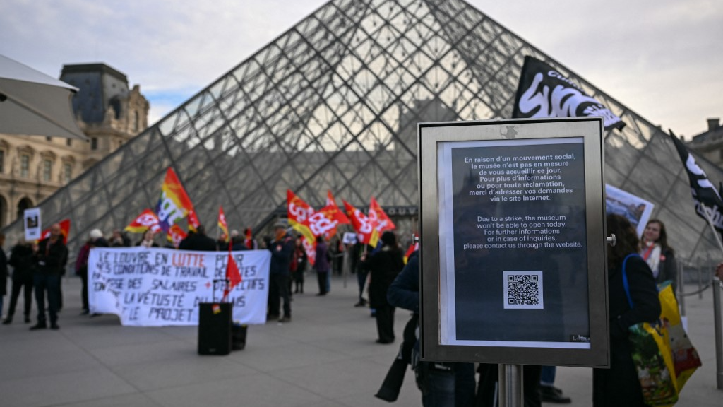 A notice informs members of the public of the closure of the Louvre Museum as members of the French CGT union protest. /Blanca Cruz/AFP