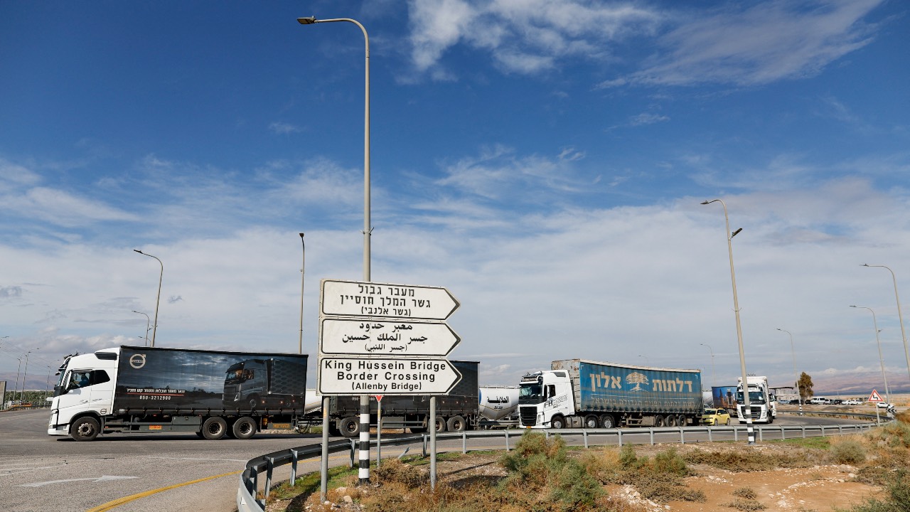 Trucks carrying goods from Jordan near the Allenby Bridge Crossing between the West Bank and Jordan after it was reopened, in the Israeli-occupied West Bank. /Ammar Awad/Reuters
