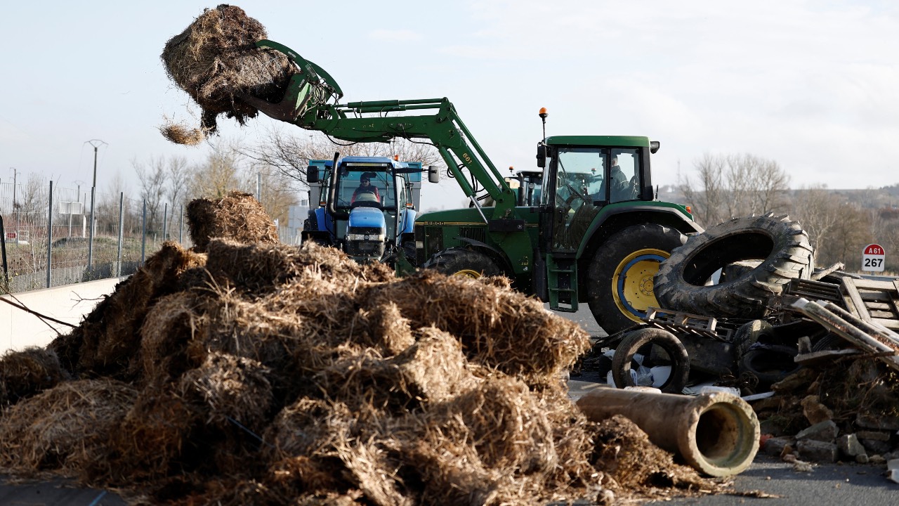 French farmers block the A61 motorway with tractors and straw bales to protest against government measures, including the culling of entire cattle herds, aimed at containing an outbreak of lumpy skin disease among livestock in France. /Benoit Tessier/Reuters
