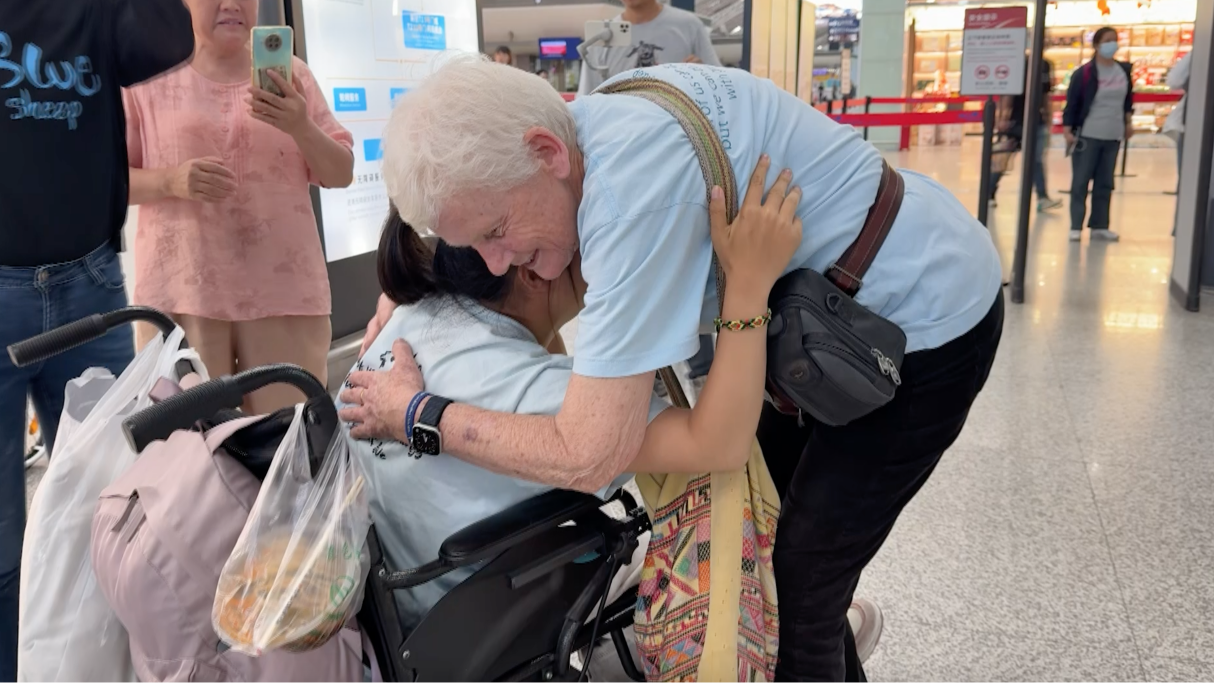 Rachel's farewell to China and her friends./ Blue Sheep Store