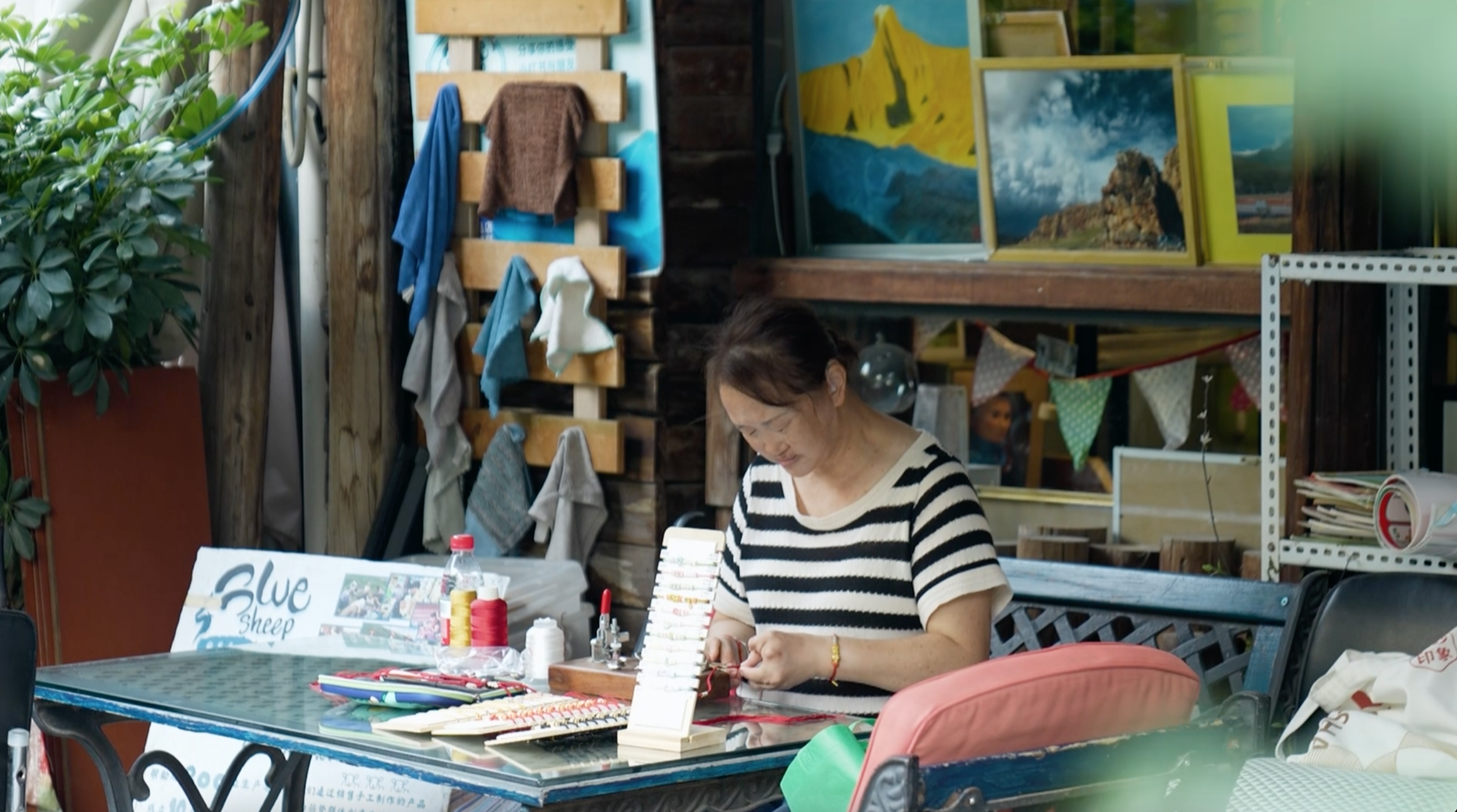 Hou Li working with thread in Chengdu./ Zhang Kai