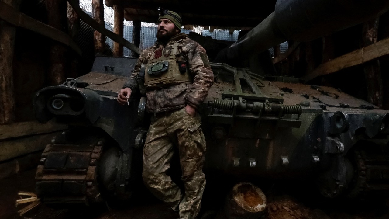 A serviceman of the 28th Separate Mechanized Brigade of the Ukrainian Armed Forces rests after firing a M109 self-propeled howitzer towards Russian troops near the frontline town of Kostiantynivka in Donetsk region, Ukraine. /Sofiia Gatilova/Reuters