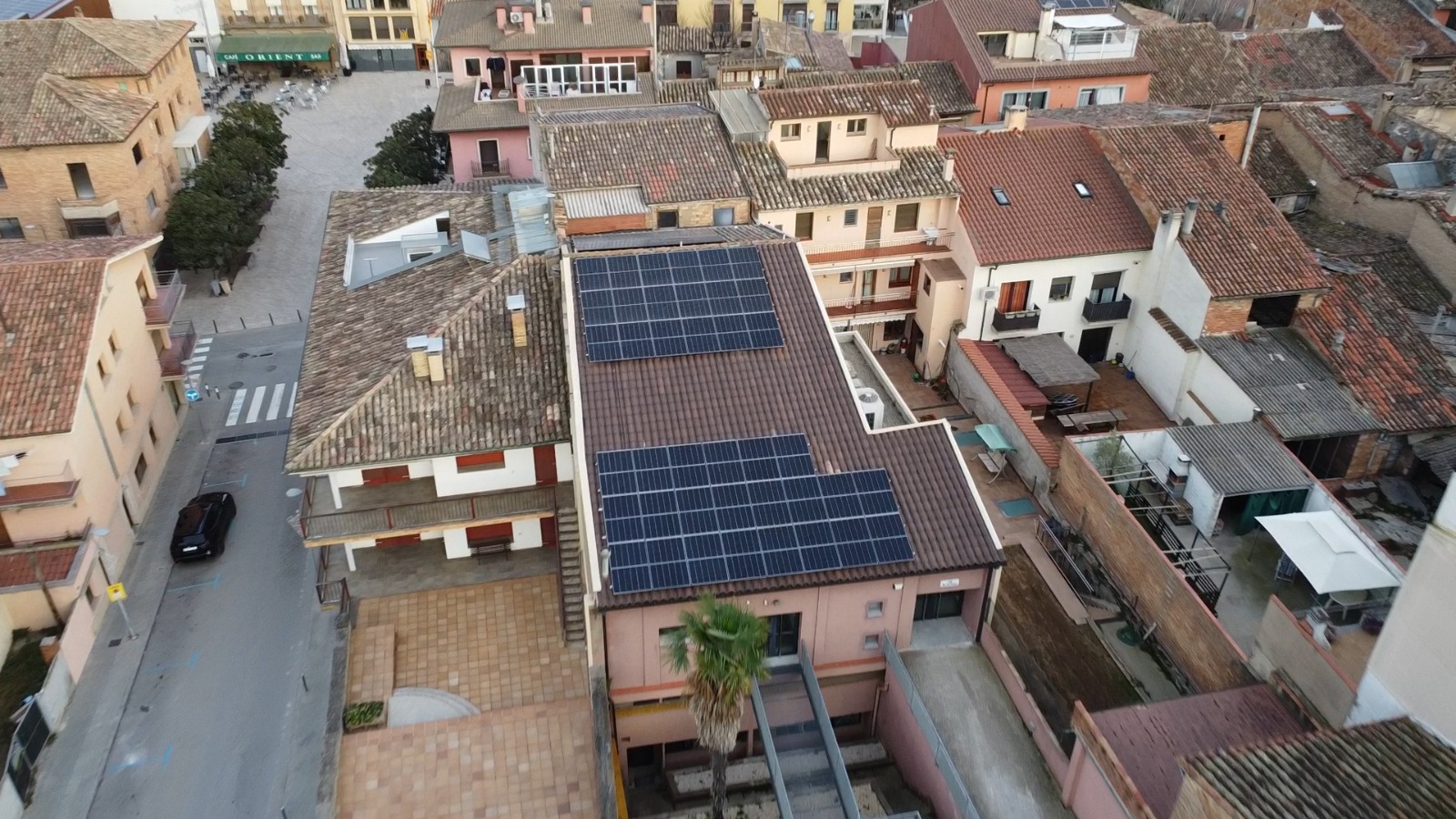 Solar panels on the local community center in Tona, Catalonia, generate electricity for a local energy co-op. /CGTN
