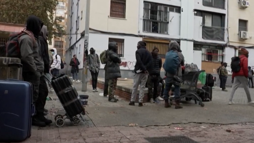 Last month, 400 migrants were removed from a squat in Badalona, a working-class area of Barcelona, leaving many - mostly African migrants from Senegal and Gambia - homeless. /CGTN